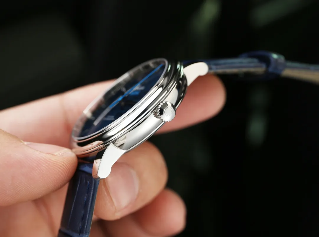 【High-end replica】💰1720! 【Top replica】💰2700! Omega De Ville DE VILLE series! It took two years of research and development and production to finally come out. Every process of the product structure is also made of CNC finishing to make the 2018 Basel Jewelry and Watch Fair miracle new watch! Elegant design, excellent quality, simple and classic 39.5 mm stainless steel round case with smooth and natural lines. After polishing, it presents a full metallic texture. It is very beautiful and integrates with the perfectly curved stainless steel lugs. It fits the human body design of the wrist very well!       Completely following Swiss standard craftsmanship requirements, we try our best to restore the original product one by one, including the glass, case, polishing, and yarn drawing, and reproduce the original product. We use the 9015 movement and perform precise testing to ensure that the appearance of the watch is exactly the same as the original product in size and thickness! The watches produced by this product have all undergone high-quality waterproof testing, travel time testing, and case detail testing! An absolute work of conscience! Full of sincerity!          The high-definition, translucent and dazzling imported sapphire crystal mirror, specially customized high-quality calf leather and original buckle, or the polished and polished stainless steel bracelet that is close to the original factory standard, provide a very comfortable wearing feeling! This replica watch you got! Will love it!        Arrived in very small quantities! Are you excited? Act quickly!         (Focus on original new machines) Focus is an attitude, produced by JH!