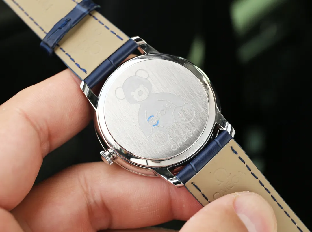 【High-end replica】💰1720! 【Top replica】💰2700! Omega De Ville DE VILLE series! It took two years of research and development and production to finally come out. Every process of the product structure is also made of CNC finishing to make the 2018 Basel Jewelry and Watch Fair miracle new watch! Elegant design, excellent quality, simple and classic 39.5 mm stainless steel round case with smooth and natural lines. After polishing, it presents a full metallic texture. It is very beautiful and integrates with the perfectly curved stainless steel lugs. It fits the human body design of the wrist very well!       Completely following Swiss standard craftsmanship requirements, we try our best to restore the original product one by one, including the glass, case, polishing, and yarn drawing, and reproduce the original product. We use the 9015 movement and perform precise testing to ensure that the appearance of the watch is exactly the same as the original product in size and thickness! The watches produced by this product have all undergone high-quality waterproof testing, travel time testing, and case detail testing! An absolute work of conscience! Full of sincerity!          The high-definition, translucent and dazzling imported sapphire crystal mirror, specially customized high-quality calf leather and original buckle, or the polished and polished stainless steel bracelet that is close to the original factory standard, provide a very comfortable wearing feeling! This replica watch you got! Will love it!        Arrived in very small quantities! Are you excited? Act quickly!         (Focus on original new machines) Focus is an attitude, produced by JH!