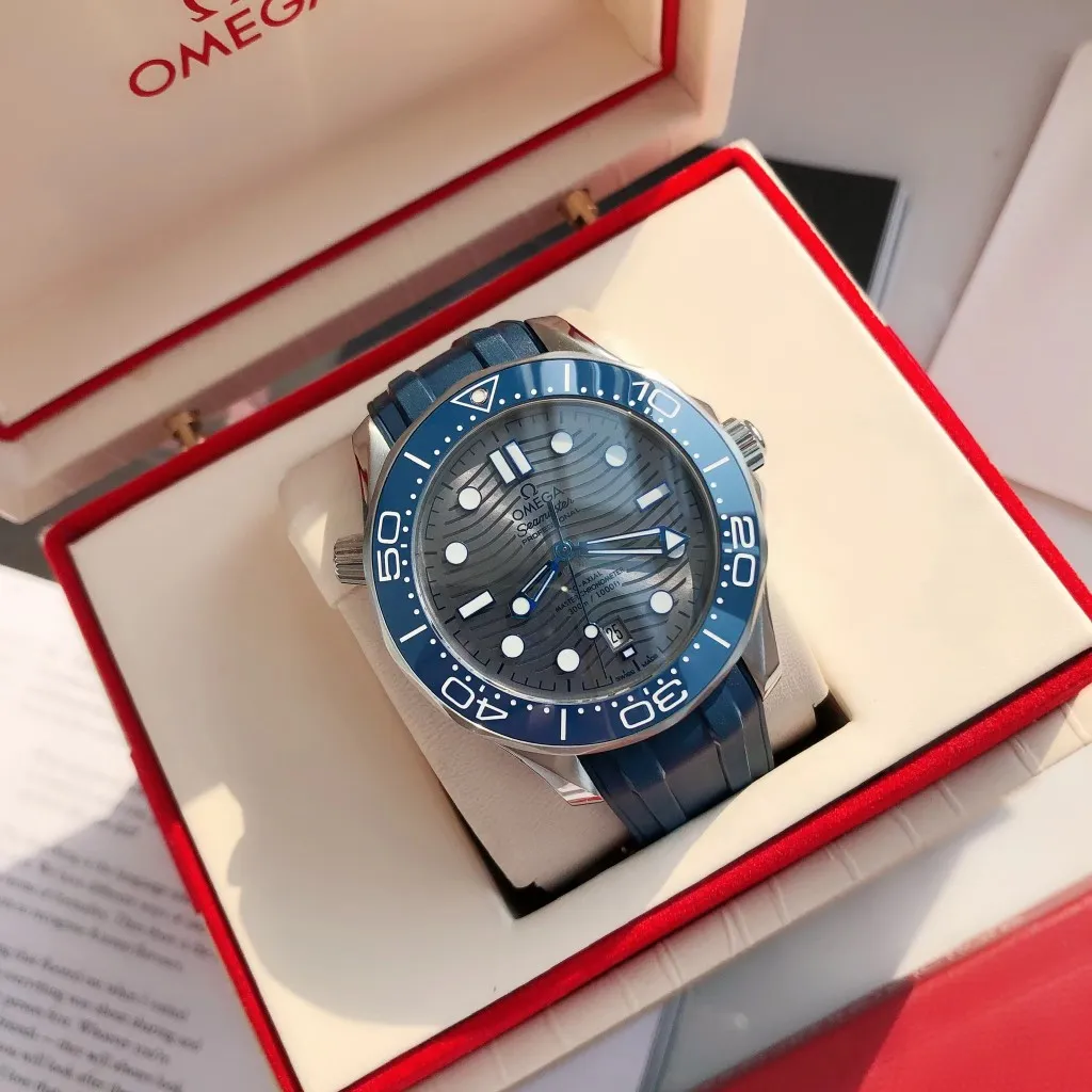 【High-end replica】💰1160! 【Customized all-in-one machine】💰1720! Omega Seamaster's new upgraded version of Seamaster 300 meters has arrived. It continues to adhere to practical value, delve into appearance details, and import an all-in-one movement. There is no best, only a better upgrade concept. It will once again push the entire series of Seamaster watches with the new Citizen movement to the top!  [Upgrade 1] Corrected the bezel to match the color of the letter, synchronized with the original genuine sunken luminous pearl, and the luminous color is synchronized [Upgrade 2] Corrected the original synchronized 8800 movement automatic hammer, effectively combined with the durability of the imported 9015 movement, and more intuitively close to the original [Upgrade 3] Upgraded the arched scratch-resistant sapphire glass mirror, since then‼ ️ All watches are made of sapphire glass [Upgrade 4] Using original genuine CNC molds, perfectly copying the same shell shape and band-shaped curvature of the genuine products. The appearance similarity with the genuine products is indistinguishable. The pictures were taken on a customized all-in-one machine!