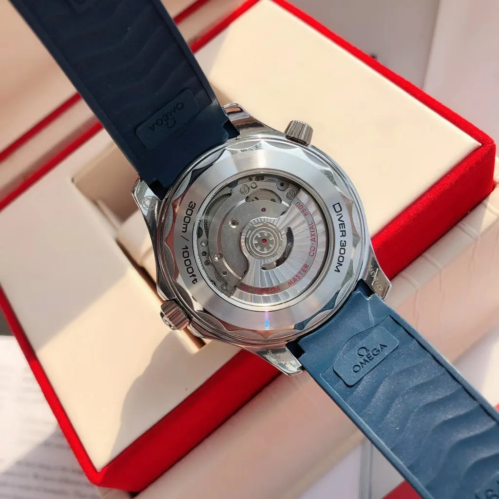 【High-end replica】💰1160! 【Customized all-in-one machine】💰1720! Omega Seamaster's new upgraded version of Seamaster 300 meters has arrived. It continues to adhere to practical value, delve into appearance details, and import an all-in-one movement. There is no best, only a better upgrade concept. It will once again push the entire series of Seamaster watches with the new Citizen movement to the top!  [Upgrade 1] Corrected the bezel to match the color of the letter, synchronized with the original genuine sunken luminous pearl, and the luminous color is synchronized [Upgrade 2] Corrected the original synchronized 8800 movement automatic hammer, effectively combined with the durability of the imported 9015 movement, and more intuitively close to the original [Upgrade 3] Upgraded the arched scratch-resistant sapphire glass mirror, since then‼ ️ All watches are made of sapphire glass [Upgrade 4] Using original genuine CNC molds, perfectly copying the same shell shape and band-shaped curvature of the genuine products. The appearance similarity with the genuine products is indistinguishable. The pictures were taken on a customized all-in-one machine!
