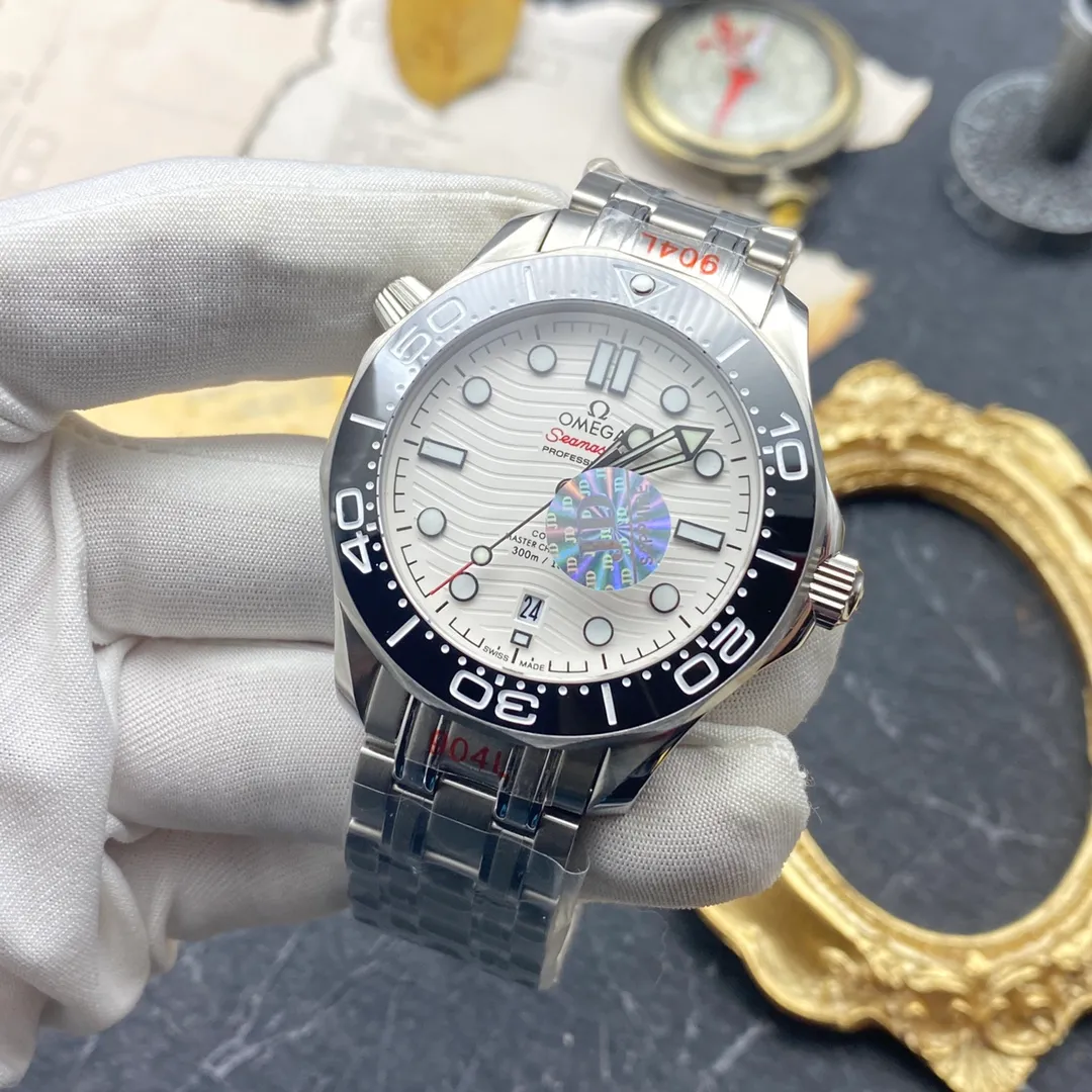 The OMEGA Seamaster 300 series has won the hearts of many people with its unique design and excellent performance. The watch inherits the glorious marine legend. Combining artistic innovation with current design concepts. Brand: OMEGA Series: Seamaster Diving 300 Meter Ocean Watch Movement: 8800 Strap: Nine-bead steel strap and rubber strap (1:1) Size: 42mm13mm Material: 316 stainless steel