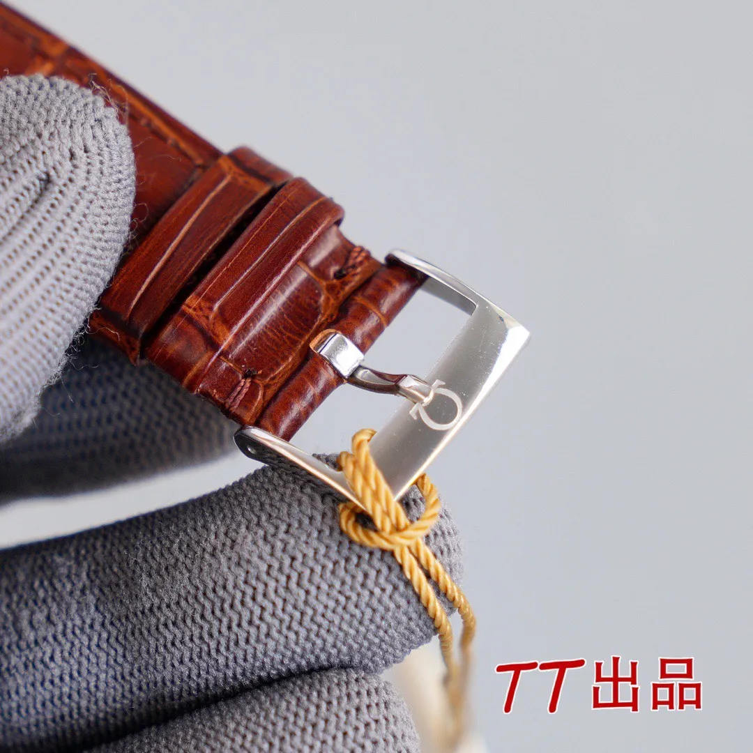 【High-end replica】💰1160! 【Customized all-in-one machine】💰1720! The first thing that comes to mind for the Omega De Ville series is its dignified, elegant, simple, simple, and unobtrusive appearance. Although simple, it is very delicate. The watches in this series are worn with a steady, cautious and steady character. Configuration parameters: Brand: Omega Series: Diefei series Movement: Imported Citizen 9015 all-in-one movement (upgraded version) Each movement undergoes strict QC calibration before shipment. Very strict, zero repairs. Design service life: 10 years. Case material: 316L stainless steel, CNC numerical control engraving, ultra-precision, waterproof depth 100 meters🏊‍♀🏊🏊 Lettering: The latest version of the disc flying track lettering, the word nails are butt welded and inlaid with the same process as the genuine ones (the first in the industry) Table diameter: 39.5*9.7mm (the only one on the market that is consistent with the genuine ones) Product grade: Super A Glass: Imported sapphire glass (0 difference in exposure and transparency compared with the original) Belt: Genuine American alligator leather strap (black/brown) Steel strap: 316L steel professionally polished by top masters /Gloss/Smoothness/Comfort/The same quality as genuine ones. Buttons: Original easy-to-tie pin buckles. Steel buckles: Original mold opening. Same craftsmanship. Same functions. "Manually extendable buckle"