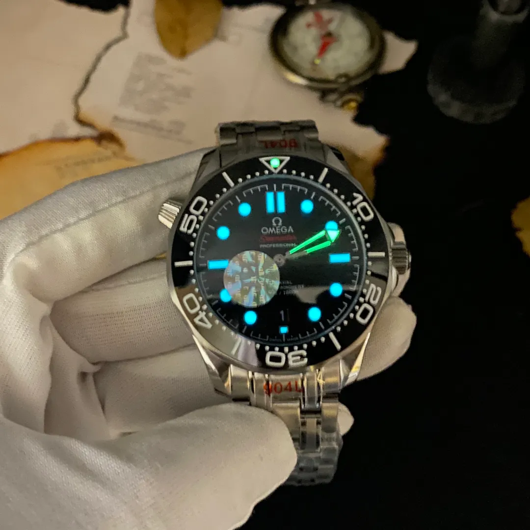 The OMEGA Seamaster 300 series has won the hearts of many people with its unique design and excellent performance. The watch inherits the glorious marine legend. Combining artistic innovation with current design concepts. Brand: OMEGA Series: Seamaster Diving 300 Meter Ocean Watch Movement: 8800 Strap: Nine-bead steel strap and rubber strap (1:1) Size: 42mm13mm Material: 316 stainless steel