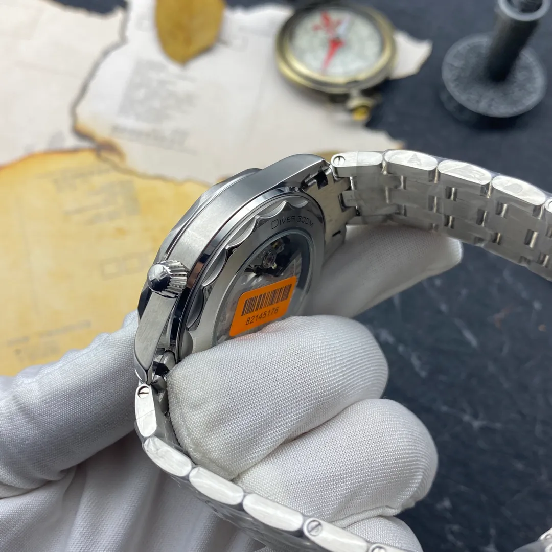 The OMEGA Seamaster 300 series has won the hearts of many people with its unique design and excellent performance. The watch inherits the glorious marine legend. Combining artistic innovation with current design concepts. Brand: OMEGA Series: Seamaster Diving 300 Meter Ocean Watch Movement: 8800 Strap: Nine-bead steel strap and rubber strap (1:1) Size: 42mm13mm Material: 316 stainless steel