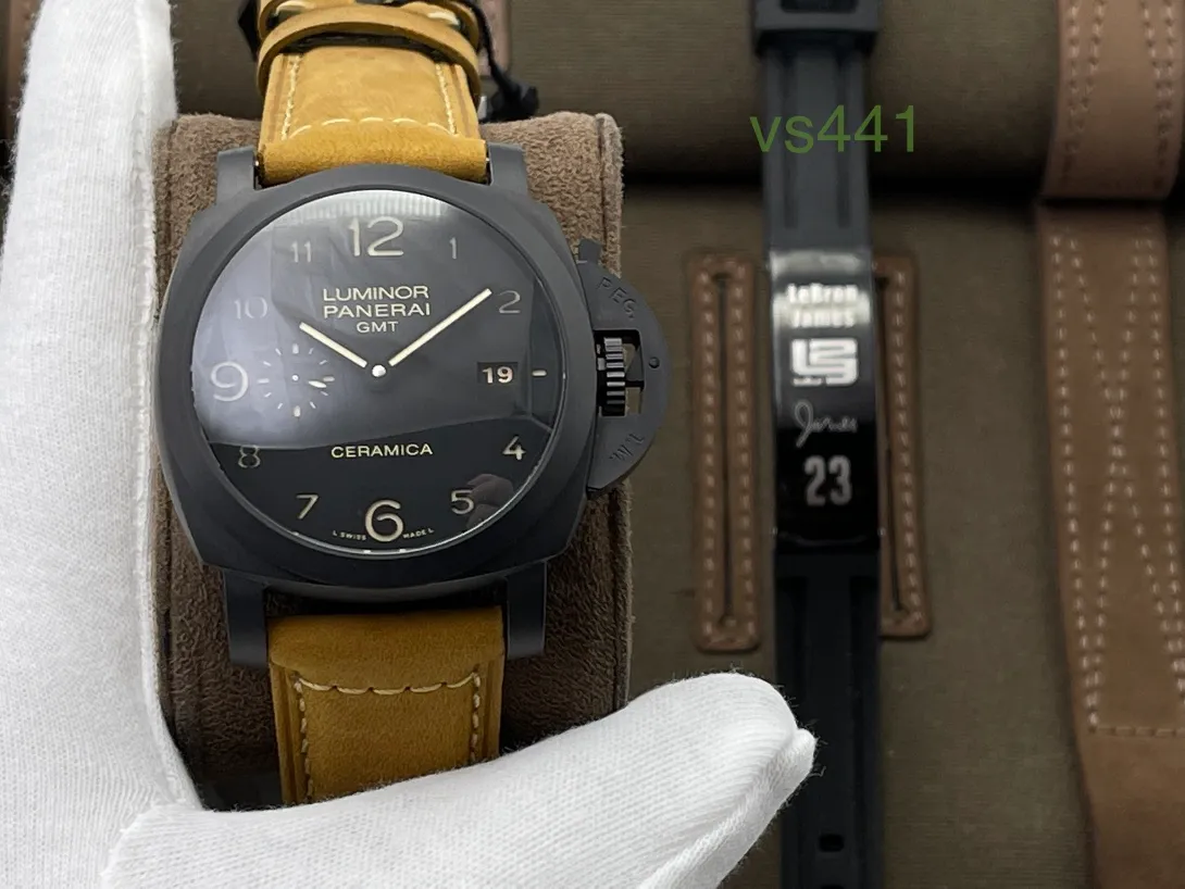 【Top Replica】💰Private chat! VS441 Panerai 44MM full ceramic case, equipped with VS second-generation P18002 movement. VS strives for perfection, relies on solid workmanship and stable quality, and lives up to expectations by launching an upgraded version of 441, with the following corrections: 1⃣️Time adjustment function: the hour hand can be quickly adjusted, the calendar can be adjusted by the hour hand quick adjustment, GMT moves one circle in 12 hours, and all functions have been corrected to be consistent with the original product.  2⃣️Bottom cover glass: Upgraded to 9-grade sapphire glass with the same hardness as the front glass.  3⃣️Appearance of the movement: The screw hole positions have been corrected to make it closer to the original, with a similarity of 95% and almost no flaws.  4⃣️The upgraded version of the movement is thinner and the thickness is the same as the original. VS Factory’s ingenious work welcomes your appreciation!