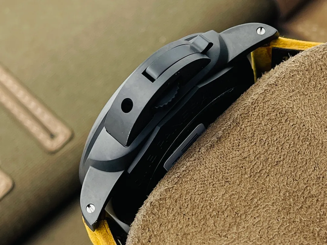 【Top Replica】💰Private chat! VS441 Panerai 44MM full ceramic case, equipped with VS second-generation P18002 movement. VS strives for perfection, relies on solid workmanship and stable quality, and lives up to expectations by launching an upgraded version of 441, with the following corrections: 1⃣️Time adjustment function: the hour hand can be quickly adjusted, the calendar can be adjusted by the hour hand quick adjustment, GMT moves one circle in 12 hours, and all functions have been corrected to be consistent with the original product.  2⃣️Bottom cover glass: Upgraded to 9-grade sapphire glass with the same hardness as the front glass.  3⃣️Appearance of the movement: The screw hole positions have been corrected to make it closer to the original, with a similarity of 95% and almost no flaws.  4⃣️The upgraded version of the movement is thinner and the thickness is the same as the original. VS Factory’s ingenious work welcomes your appreciation!