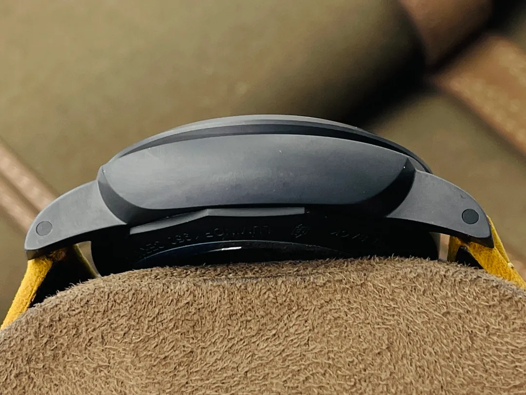【Top Replica】💰Private chat! VS441 Panerai 44MM full ceramic case, equipped with VS second-generation P18002 movement. VS strives for perfection, relies on solid workmanship and stable quality, and lives up to expectations by launching an upgraded version of 441, with the following corrections: 1⃣️Time adjustment function: the hour hand can be quickly adjusted, the calendar can be adjusted by the hour hand quick adjustment, GMT moves one circle in 12 hours, and all functions have been corrected to be consistent with the original product.  2⃣️Bottom cover glass: Upgraded to 9-grade sapphire glass with the same hardness as the front glass.  3⃣️Appearance of the movement: The screw hole positions have been corrected to make it closer to the original, with a similarity of 95% and almost no flaws.  4⃣️The upgraded version of the movement is thinner and the thickness is the same as the original. VS Factory’s ingenious work welcomes your appreciation!