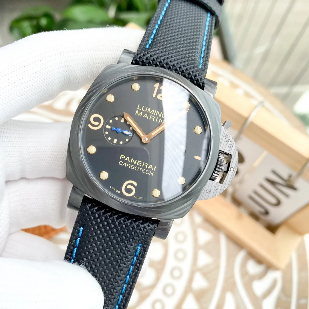 【Foreign trade import】💰2400! [Exclusive premiere of V7 version🎈] Panerai - the newly launched Luminor Marina series watch uses Super-LumiNova luminous coating, which makes this luminous green glowing, as if it is a luminous attraction, attracting people through the time tunnel under the sea, interpreting Panerai's unique Italian green light aesthetics. Made of carbon fiber composite material, the watch is equipped with an AISI316L frosted stainless steel case, a screw-down case back, a unidirectional rotating bezel decorated with scale time scales, and Panerai's unique and patented legendary crown bridge protection device; equipped with the latest mechanical movement developed by the V7 factory, with date display 🔥Top quality products continue to be produced🔥