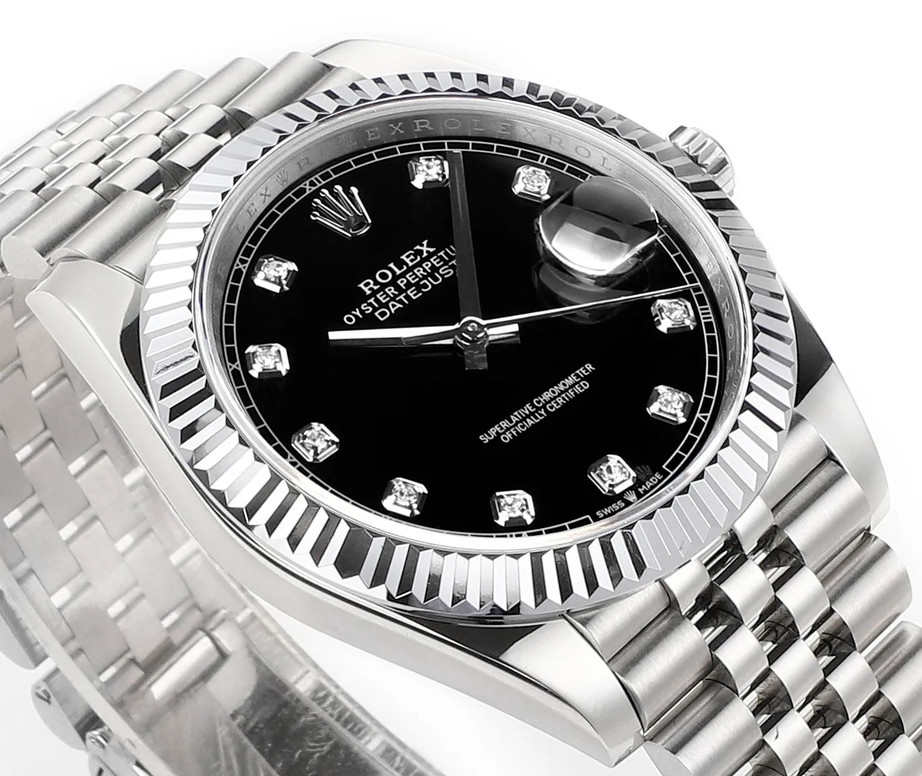 【High-end replica】💰1160! 【Customized all-in-one machine】💰1720! [Top replica] Private chat! ! ! The Rolex Datejust 41mm series creates a classic watch model. 1: The movement adopts Swiss 3235 movement. 2: In terms of material, the overall material is made of 904 steel. The curvature of the side of the case is polished in place, and the thickness of the side is consistent with the original. 3: Classic dog tooth collar. The platinum (electroplated) ring presents a radiant light effect that is extremely close to the original version, and the triangular pit pattern is clean and neat. 4: The watch mirror is made of real sapphire mirror, which increases the transparency of the watch. At the same time, it has been treated with anti-glare technology, making it very convenient to read watch data and has high hardness. 5: The only synchronous original thickness in the market is 11.5mm. This picture was taken in top reproduction quality!
