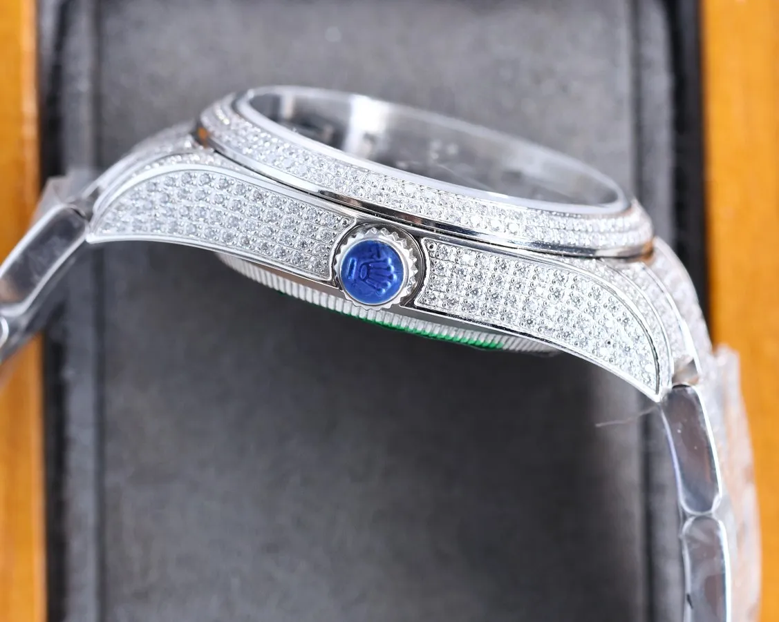 【Top Replica】💰Private chat! High-definition real shots of Rolex women’s watches, full of diamonds for women! ! 36mm diameter! Using fully automatic movement! Rolex luxury 18k nanotechnology! 5 sets of original diamond straps! Carefully crafted with 2,300+ AAA zircons! Be sure that the inlay technology is not the ordinary diamond-laying technology on the market! ! Make the sparkling effect better under the light! Best for gift giving! Brand new with 5 sets of full-diamond steel straps, fully automatic imported mechanical Swiss movement, sapphire scratch-resistant glass mirror, 18k vacuum electroplating that will never fade, the best luxury recommendation for gift giving!
