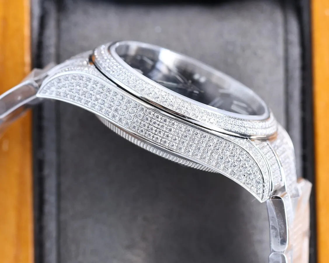 【Top Replica】💰Private chat! High-definition real shots of Rolex women’s watches, full of diamonds for women! ! 36mm diameter! Using fully automatic movement! Rolex luxury 18k nanotechnology! 5 sets of original diamond straps! Carefully crafted with 2,300+ AAA zircons! Be sure that the inlay technology is not the ordinary diamond-laying technology on the market! ! Make the sparkling effect better under the light! Best for gift giving! Brand new with 5 sets of full-diamond steel straps, fully automatic imported mechanical Swiss movement, sapphire scratch-resistant glass mirror, 18k vacuum electroplating that will never fade, the best luxury recommendation for gift giving!