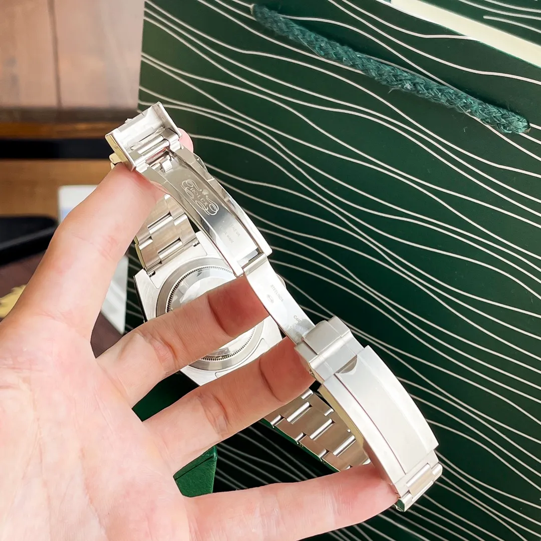 【High-end replica】💰1160! The Rolex Blackwater Submariner series is a model of classic watches. The nobility and beauty of gold and the solidity of stainless steel are combined into one. The "King Kong" combination makes the watch more majestic and attractive. All surprises come from a brave beginning. Every day we try to defeat ourselves yesterday, and condense all the touching hearts of Rolex Submariner into one copy. This is the original intention of the new generation of Submariner replicas built with a lot of money, to create a Submariner that can defeat ourselves yesterday, using an automatic winding movement!
