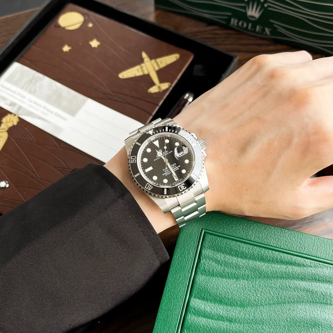 【High-end replica】💰1160! The Rolex Blackwater Submariner series is a model of classic watches. The nobility and beauty of gold and the solidity of stainless steel are combined into one. The "King Kong" combination makes the watch more majestic and attractive. All surprises come from a brave beginning. Every day we try to defeat ourselves yesterday, and condense all the touching hearts of Rolex Submariner into one copy. This is the original intention of the new generation of Submariner replicas built with a lot of money, to create a Submariner that can defeat ourselves yesterday, using an automatic winding movement!
