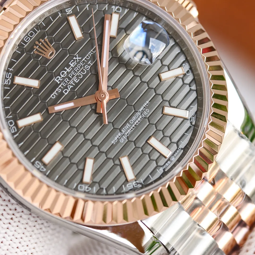 【High-end replica】💰1160 【Top-level replica】💰Private chat! The Rolex Diary series continues to improve the replica effect, and the ROLEX research spirit of continuous improvement in gold, rose, and stainless steel, especially the industry recognition of the five artifacts, has been an upward trend in sales! [Size] Diameter 41mm [Mirror] Scratch-resistant sapphire mirror, anti-reflective convex magnifying calendar window [Case] ​​316L stainless steel, the crown is the same as the counter! [Movement] 3235 automatic mechanical movement, ensuring the stability of the movement! [Watch Strap] Oyster-style three-piece and five-piece watch straps, folding buckle, as easy to buckle as at the counter, and the details of the buckle are also well engraved! This picture was taken as a top-notch replica!