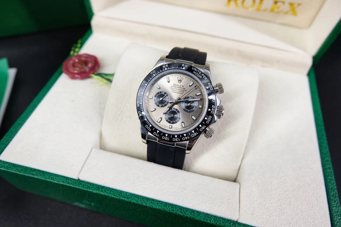 [Foreign trade import] 💰970 Rolex Daytona, Submariner series Automatic mechanical movement, 40 mm, men's Power reserve: 50 hours Case diameter: 40 mm Case material: stainless steel; 316L stainless steel; outer ring black Cerachrom ceramic solid outer ring with tachymeter scale Dial color: black Dial shape: round Dial material: Dial with snail-shaped small seconds dial Glass material: Scratch-resistant sapphire crystal Crown Material: Stainless steel, winding crown; screw-down triple buckle triple waterproof system Strap color: silver Strap material: stainless steel; Oyster, three-row link Clasp type: folding buckle; Oyster insurance discount with 5mm easy-adjustable link extension system buckle Material: stainless steel Back: dense bottom, screw-in bottom cover deep waterproof Speed: 200-meter automatic mechanical movement, 40 mm, diameter: 40 mm Case material: stainless steel; 316L stainless steel; outer ring black Cerachrom ceramic solid outer ring with tachymeter scale Dial color: black Dial shape: round Dial material: Dial with snail-shaped small seconds dial Mirror material: scratch-resistant sapphire crystal Crown material: Stainless steel, winding crown; screw-in triple buckle triple waterproof system Strap color: silver Strap material: stainless steel; Oyster, three-row link Clasp type: folding buckle; Oyster insurance discount with 5mm easy-adjustable link extension system clasp Material: stainless steel Back: dense bottom, screw-in bottom cover Waterproof depth: 200 meters