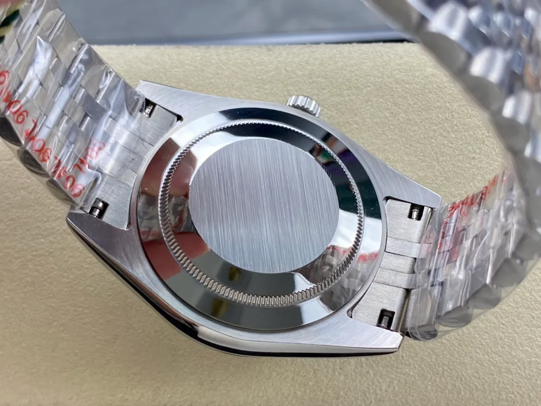 【High-end replica】💰1240! Rolex Single Calendar Datejust Series 41mm [Diameter] 41mm [Movement] Equipped with imported fully automatic mechanical movement [Ring] Rolex RingCommand triangular pit pattern / aperture [Mirror] Scratch-resistant sapphire glass mirror [Material] Imported 316L stainless steel case [Strap] Stainless steel (Oystersteel) optional three-bead/five-bead chain strap [Buckle] Original buckle Super high quality, more beautiful in kind, market exclusive! Classic men's casual watch, the standard accessory for successful men, allowing you to wear it once and for all!
