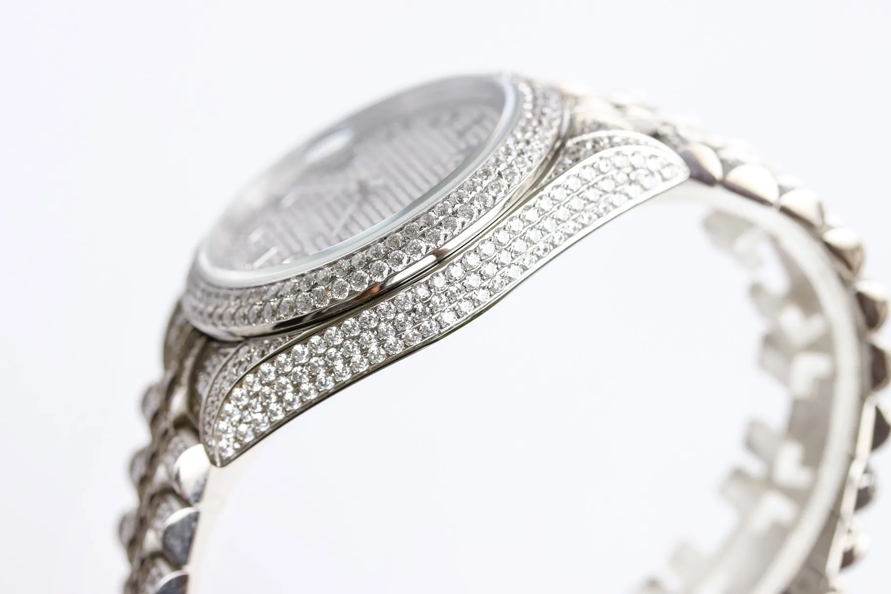 【Top Replica】💰Private chat! Rolex Diary Full Diamond Rich Edition Luxurious 18k Nano Technology! The entire shell and steel belt are inlaid with Swarovski crystal diamonds! (If diamonds fall out due to non-human factors within 5 years, they will be replenished free of charge), which makes the sparkling effect under the light even better! Brand new with 5 sets of full diamond steel belts! 41mm original size, using fully automatic imported mechanical 3255 movement, sapphire scratch-resistant glass mirror, 18k vacuum plating that will never fade, the best luxury recommendation for gift giving!