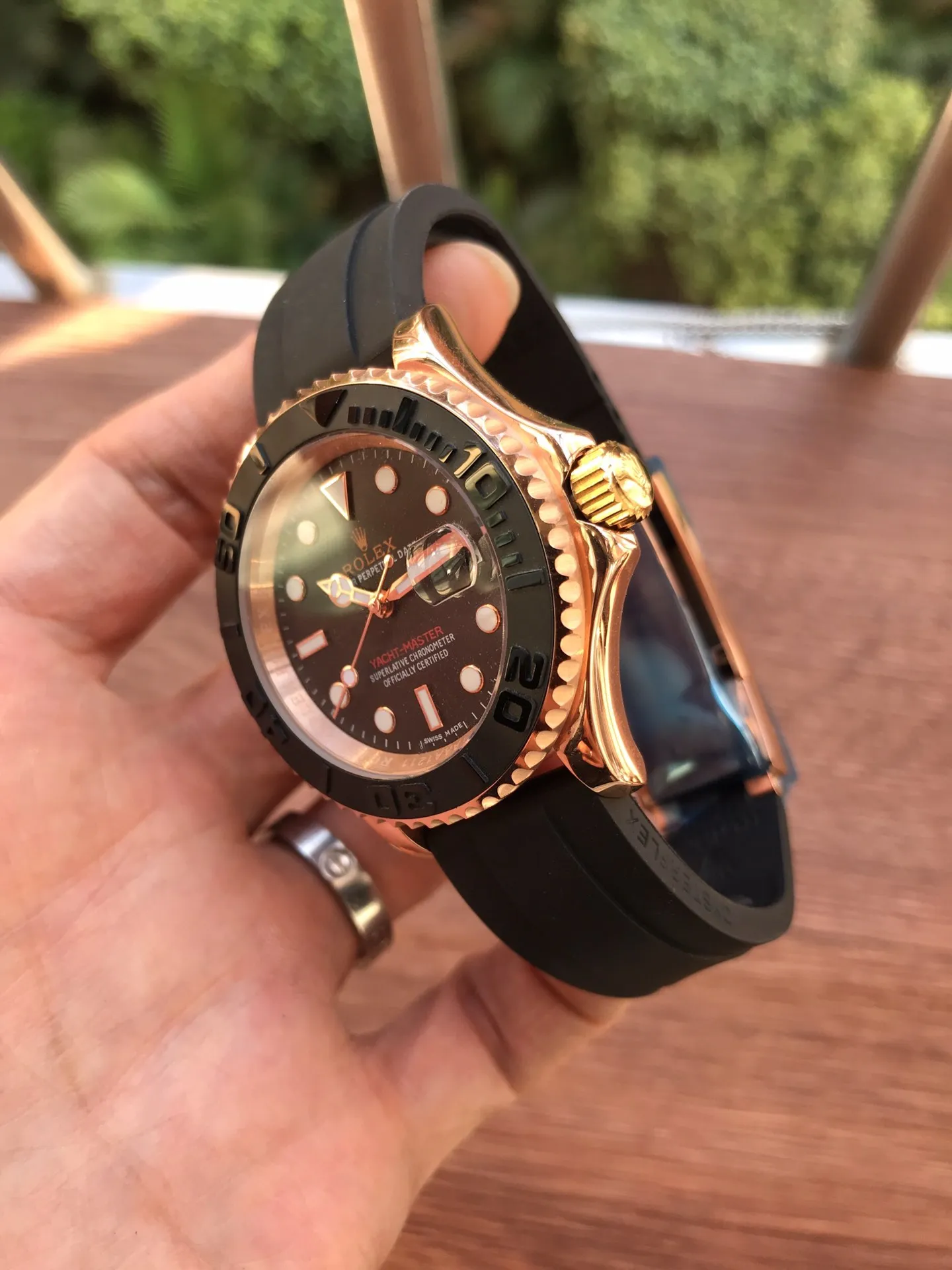【High-end replica】💰960! Rolex yacht series watch, top-grade 316L stainless steel case, rubber strap, sapphire mirror, size: diameter 40mm, thickness 12mm, equipped with imported Citizen 8215 automatic mechanical movement, which dilutes some male masculinity and adds fashionable, noble, unhurried and calm charm. In particular, this watch is the first time that the Yacht-Master series is paired with a black dial. Like white, it is a very good base color. It can not only clearly highlight other colors, but also give the watch stability. The dial is inlaid with three-dimensional square blocks as time scales. The rose gold hands are faceted and coated with luminous material, which is warm and three-dimensional. Not to mention, it is very clear and easy to read. This watch has a diameter of 40 mm, a rotating outer ring, a black matte ceramic bezel, and brightly polished three-dimensional numerals. It not only fits comfortably on the wrist, but is also very stable when worn.
