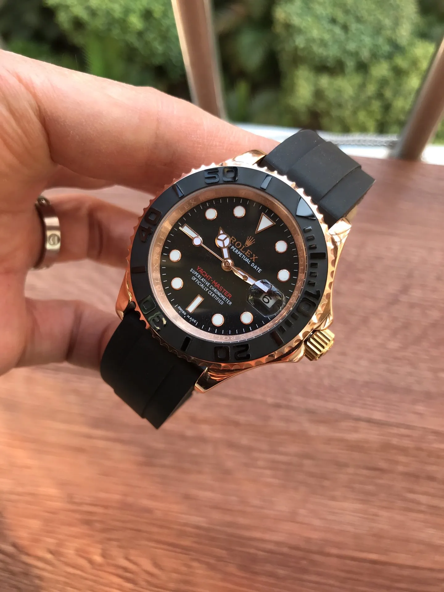 【High-end replica】💰960! Rolex yacht series watch, top-grade 316L stainless steel case, rubber strap, sapphire mirror, size: diameter 40mm, thickness 12mm, equipped with imported Citizen 8215 automatic mechanical movement, which dilutes some male masculinity and adds fashionable, noble, unhurried and calm charm. In particular, this watch is the first time that the Yacht-Master series is paired with a black dial. Like white, it is a very good base color. It can not only clearly highlight other colors, but also give the watch stability. The dial is inlaid with three-dimensional square blocks as time scales. The rose gold hands are faceted and coated with luminous material, which is warm and three-dimensional. Not to mention, it is very clear and easy to read. This watch has a diameter of 40 mm, a rotating outer ring, a black matte ceramic bezel, and brightly polished three-dimensional numerals. It not only fits comfortably on the wrist, but is also very stable when worn.