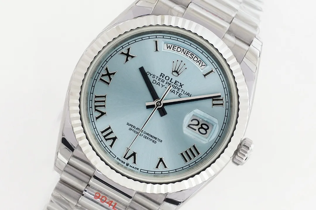 【High-end replica】💰1300! 【Customized all-in-one machine】💰1900! 【Top Replica】💰Private chat! EW Rolex Day-Date 36 Series 1⃣️With 3255 movement, the quality is stable and reliable; 2⃣️The thickness is 12mm consistent with the original: the diameter of the watch is 36mm; [Correction of other versions on the market, the size and thickness of other versions are wrong, fake at first glance] 3⃣️The dial is equipped with 18ct gold, inlaid with diamonds, and square diamonds at 6 and 9 o'clock; 4⃣️ One-piece middle case, screw-in bottom cover and winding crown; 5⃣️Top-grade workmanship, each strap fits perfectly with the lugs, giving the highest comfort to the wrist; Every extreme detail is the sincerity of the EW factory's ingenious development! ! This picture was taken as a top-notch replica!