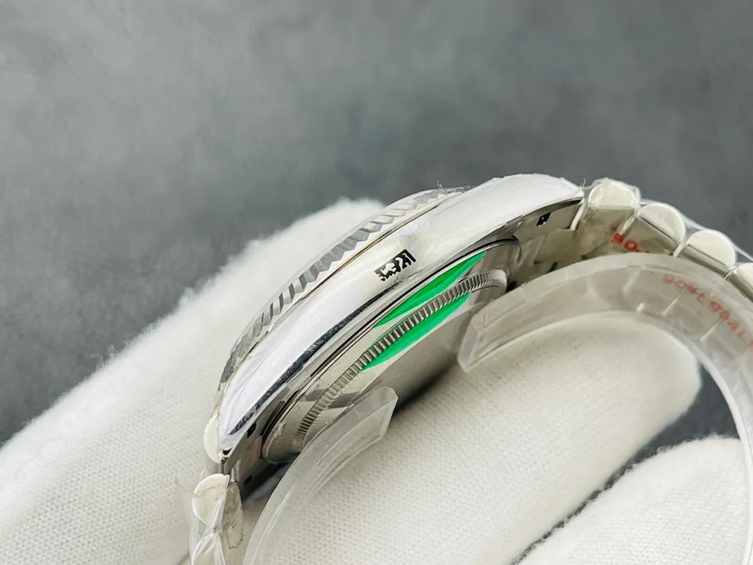 [VRS Factory2021 Wall Crack Recommendation] V2 upgraded version, the highest version on the market, Rolex Day Date 40MM, exciting details: 1⃣️ The dial is set with 18ct gold, set with diamonds, and square diamonds at 6 and 9 o'clock. 2⃣️Oyster case structure, integrated middle case, screw-in bottom cover and winding crown. 3⃣️The structural dimensions and thickness are the same as the original ones, with a diameter of 40 mm and a thickness of 12 mm. 4⃣️ Equipped with 2836 automatic winding movement, it can quickly adjust the instant jump day calendar, and achieve the same time adjustment, thickness and structure as the original version. VRS Factory’s ingenious work welcomes your appreciation!
