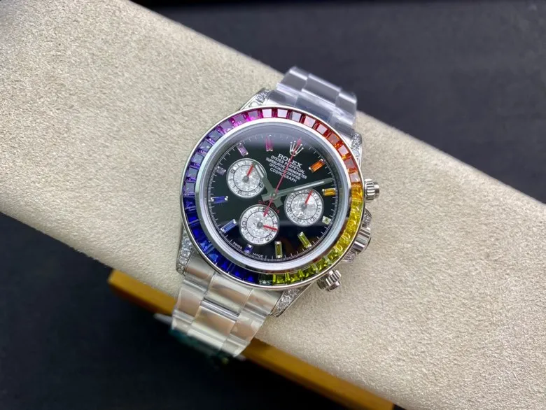 【Top Replica】💰Private chat! In order to achieve the original effect of the Rolex Rainbow Daytona we want, it costs a lot of money to develop and is made with exquisite workmanship. The special effects of the gold crystals on the three independent time counters are all unique. The charming reflective effects and magnificent colors fully demonstrate the graceful structure of the gold crystals. Each piece is a natural masterpiece of art. The color of the gold crystal chronograph dial is in sharp contrast with the black dial, and complements the color of the gemstones. The diamond-set hour markers and gold hands make the entire dial radiant, and the overall beauty is overwhelming. You can't put it down. Rolex's most popular Cosmograph Daytona [Case] ​​is made of imported genuine 904L steel with a thickness of 13.5mm. It is the same material model as the genuine product. The steel belt is finely brushed, the color is whiter and brighter, and it is strong and wear-resistant. [Function] The movement still retains a powerful timing function, and is equipped with a first-grade 7750 movement with full-function timing. [Ring] The ceramic ring formed by the new technology is consistent with the original craftsmanship, and the scale effect is deep and rounded. [Details] The letter strips are metal mirror-finished, flawless, and made of strong luminous powder imported from Switzerland. The hour and minute hands are grooved and filled with glossy black oil instead of ordinary printing, and the texture is very different. Highly transparent sapphire glass, the mirror effect is very high-quality. [Quality] The color adopts A+ high-level electroplating process, which is more stable and anti-oxidation. It is equipped with a natural rubber strap. The original mold is opened. The material is the same as the original product. The texture is obviously soft and delicate, and it fits the wrist better.