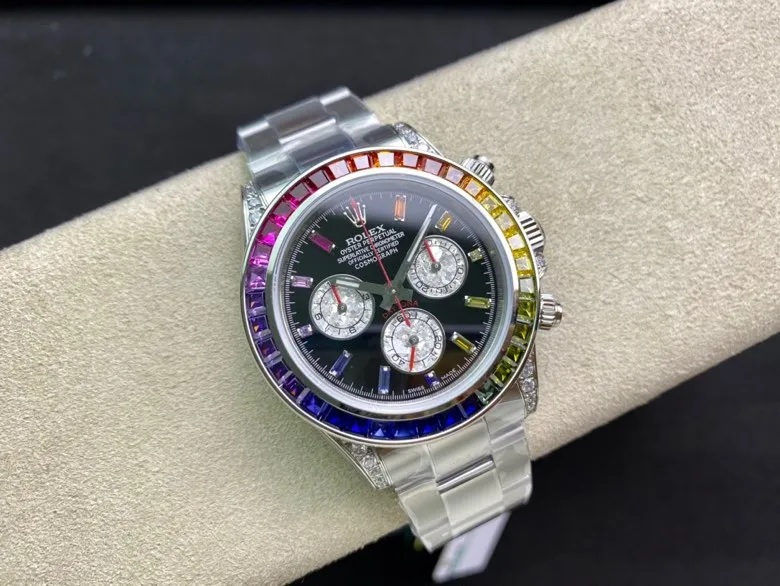 【Top Replica】💰Private chat! In order to achieve the original effect of the Rolex Rainbow Daytona we want, it costs a lot of money to develop and is made with exquisite workmanship. The special effects of the gold crystals on the three independent time counters are all unique. The charming reflective effects and magnificent colors fully demonstrate the graceful structure of the gold crystals. Each piece is a natural masterpiece of art. The color of the gold crystal chronograph dial is in sharp contrast with the black dial, and complements the color of the gemstones. The diamond-set hour markers and gold hands make the entire dial radiant, and the overall beauty is overwhelming. You can't put it down. Rolex's most popular Cosmograph Daytona [Case] ​​is made of imported genuine 904L steel with a thickness of 13.5mm. It is the same material model as the genuine product. The steel belt is finely brushed, the color is whiter and brighter, and it is strong and wear-resistant. [Function] The movement still retains a powerful timing function, and is equipped with a first-grade 7750 movement with full-function timing. [Ring] The ceramic ring formed by the new technology is consistent with the original craftsmanship, and the scale effect is deep and rounded. [Details] The letter strips are metal mirror-finished, flawless, and made of strong luminous powder imported from Switzerland. The hour and minute hands are grooved and filled with glossy black oil instead of ordinary printing, and the texture is very different. Highly transparent sapphire glass, the mirror effect is very high-quality. [Quality] The color adopts A+ high-level electroplating process, which is more stable and anti-oxidation. It is equipped with a natural rubber strap. The original mold is opened. The material is the same as the original product. The texture is obviously soft and delicate, and it fits the wrist better.