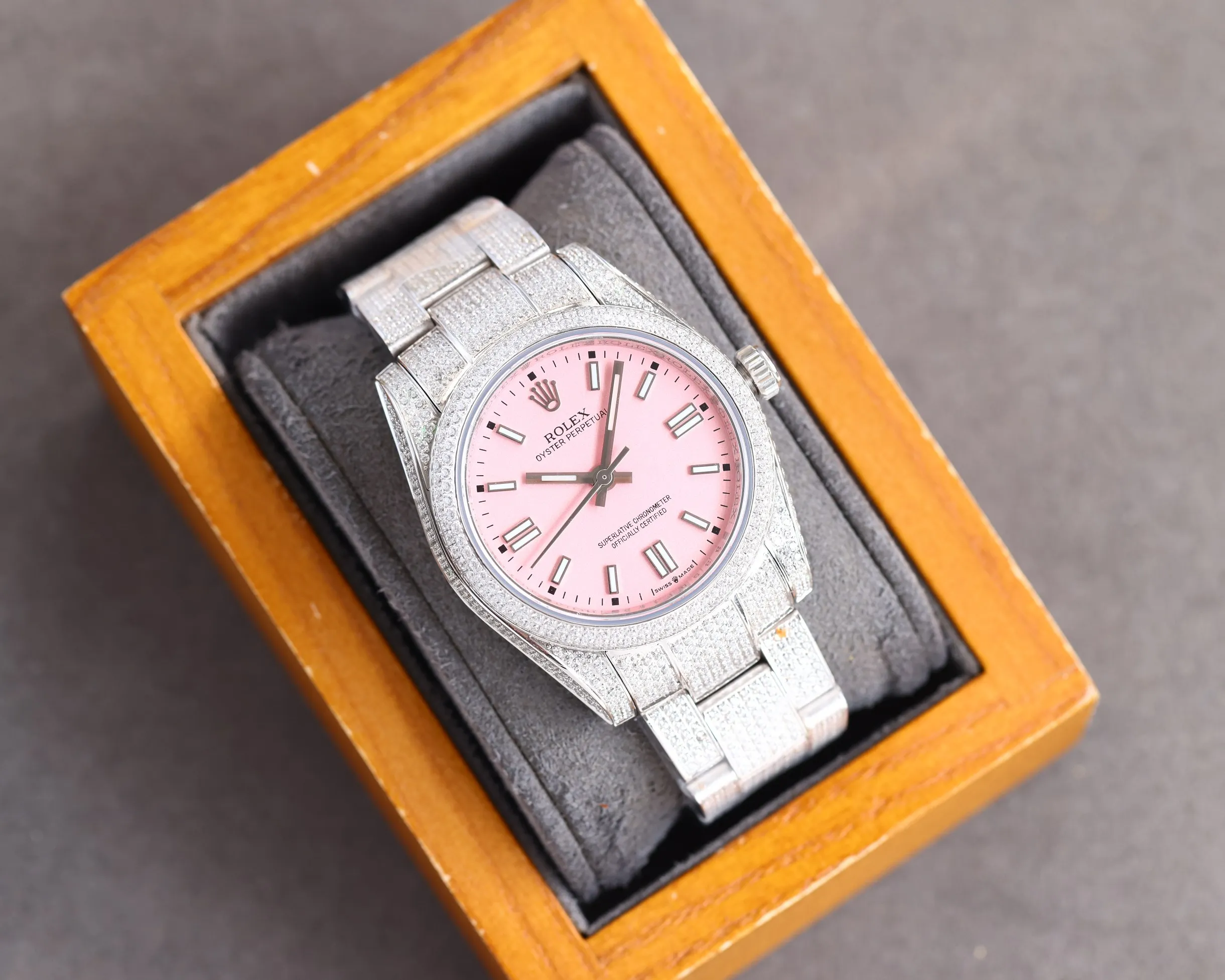 【Top Replica】💰Private chat! High-definition real shots of Rolex women’s watches, full of diamonds for women! ! 36mm diameter! Using fully automatic movement! Rolex luxury 18k nanotechnology! 5 sets of original diamond straps! Carefully crafted with 2,300+ AAA zircons! Be sure that the inlay technology is not the ordinary diamond-laying technology on the market! ! Make the sparkling effect better under the light! Best for gift giving! Brand new with 5 sets of full-diamond steel straps, fully automatic imported mechanical Swiss movement, sapphire scratch-resistant glass mirror, 18k vacuum electroplating that will never fade, the best luxury recommendation for gift giving!