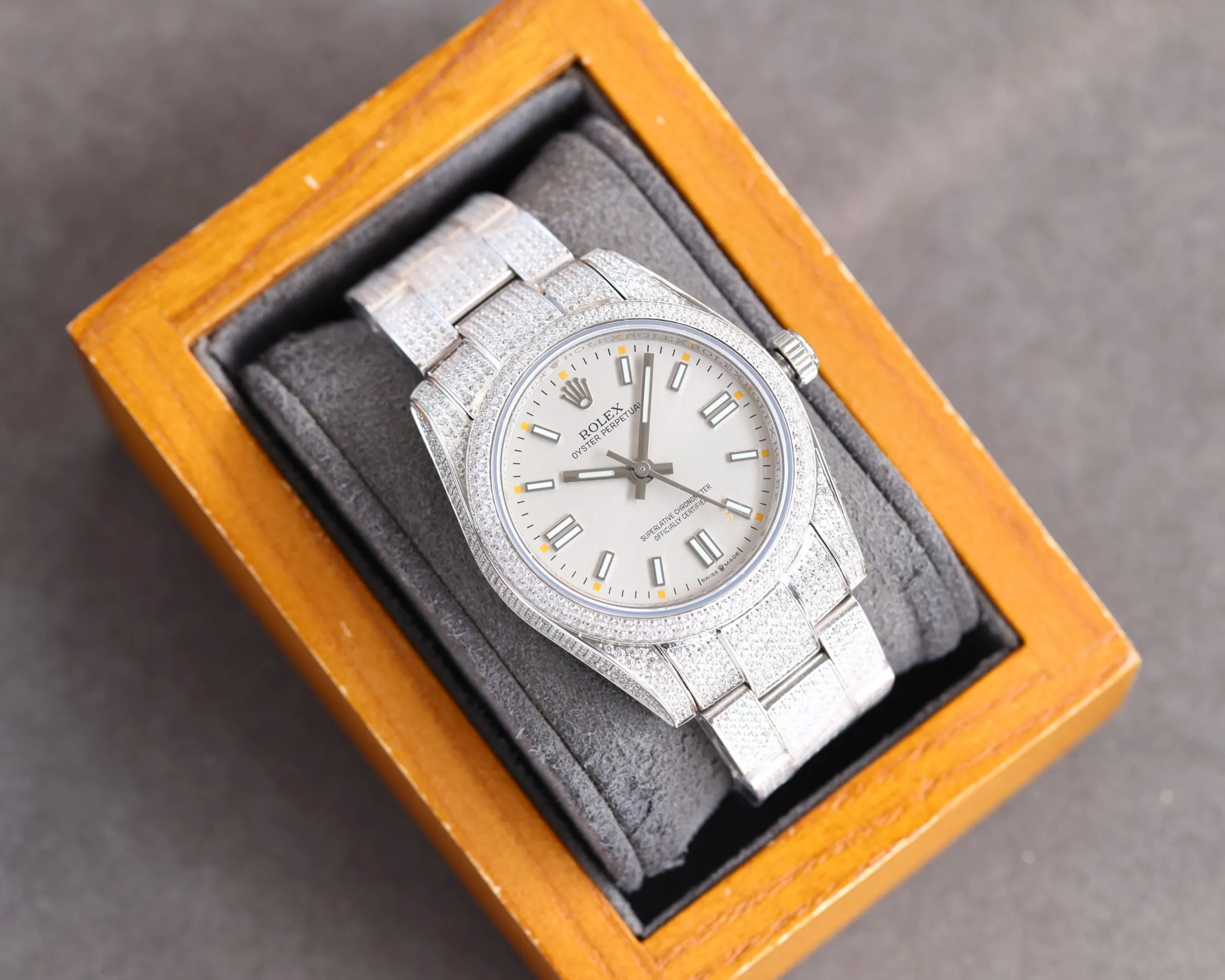【Top Replica】💰Private chat! High-definition real shots of Rolex women’s watches, full of diamonds for women! ! 36mm diameter! Using fully automatic movement! Rolex luxury 18k nanotechnology! 5 sets of original diamond straps! Carefully crafted with 2,300+ AAA zircons! Be sure that the inlay technology is not the ordinary diamond-laying technology on the market! ! Make the sparkling effect better under the light! Best for gift giving! Brand new with 5 sets of full-diamond steel straps, fully automatic imported mechanical Swiss movement, sapphire scratch-resistant glass mirror, 18k vacuum electroplating that will never fade, the best luxury recommendation for gift giving!