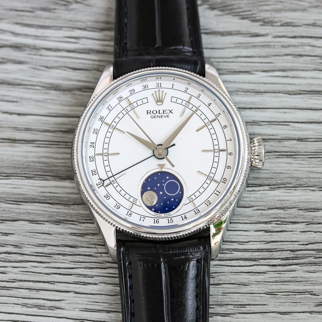 Rolex ROLEX OT2 Cellini series m50535-0002 39mm multi-function true moon phase [Size]: 39mm [Movement]: Dandong Movement Factory cooperates to modify the "pointer calendar/moon phase" [Case]: 316L stainless steel Top-grade electroplating thick gold + anti-oxidation protection, emphasizing that this electroplating process is more wear-resistant and oxidation-resistant than ordinary electroplating, so you don't have to worry about discoloration in a few months. There is a Rolex logo on the trumpet-shaped screw-in winding crown [Dial]: White high-end lacquered dial [Hands]: Top-notch batch flower craftsmanship + blue steel crescent pointer [Moon Phase]: The entire watch is made of the same meteorite material as the original except for the modified movement. Its natural irregular lines are clearly visible, showing the same effect as the original. It is equipped with a special moon phase adjustment tool [Mirror] Anti-scratch sapphire crystal mirror air double-layer colorless coating [strap] dark brown black Italian cowhide to restore Rolex's unique broad sword-style belt cut [buckle] original one-to-one molded folding crown buckle. Officially defined as a men's model, it is still suitable for women with a wrist circumference of 13/14cm. Women who like this style can also try it