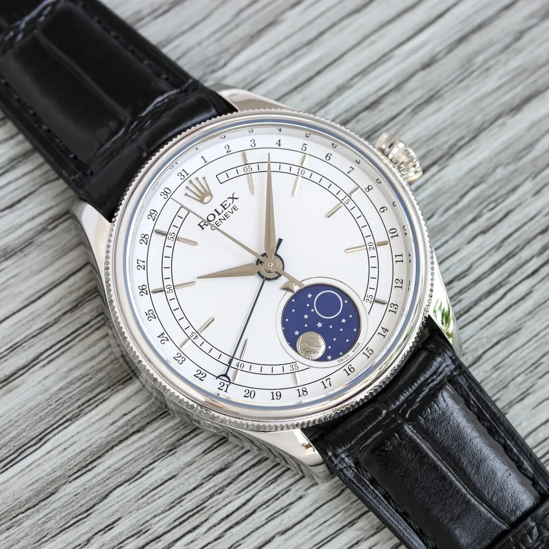 Rolex ROLEX OT2 Cellini series m50535-0002 39mm multi-function true moon phase [Size]: 39mm [Movement]: Dandong Movement Factory cooperates to modify the "pointer calendar/moon phase" [Case]: 316L stainless steel Top-grade electroplating thick gold + anti-oxidation protection, emphasizing that this electroplating process is more wear-resistant and oxidation-resistant than ordinary electroplating, so you don't have to worry about discoloration in a few months. There is a Rolex logo on the trumpet-shaped screw-in winding crown [Dial]: White high-end lacquered dial [Hands]: Top-notch batch flower craftsmanship + blue steel crescent pointer [Moon Phase]: The entire watch is made of the same meteorite material as the original except for the modified movement. Its natural irregular lines are clearly visible, showing the same effect as the original. It is equipped with a special moon phase adjustment tool [Mirror] Anti-scratch sapphire crystal mirror air double-layer colorless coating [strap] dark brown black Italian cowhide to restore Rolex's unique broad sword-style belt cut [buckle] original one-to-one molded folding crown buckle. Officially defined as a men's model, it is still suitable for women with a wrist circumference of 13/14cm. Women who like this style can also try it