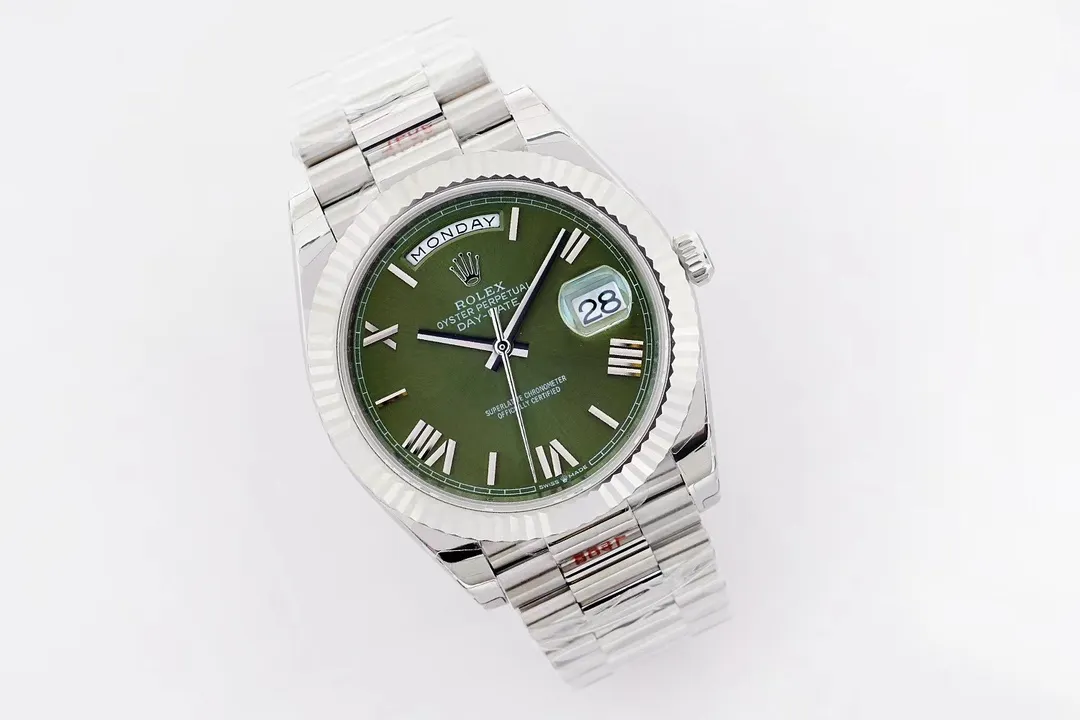 【High-end replica】💰1300! 【Top Replica】💰Private chat! Rolex Day-Date 40 [Upgraded to the new 3255 all-in-one machine] 1⃣️ Sapphire mirror, calendar 2.5x magnifying glass, the effect is synchronized with the original version. 2⃣️Oyster case structure, integrated middle case, screw-in bottom cover and winding crown. 3⃣️The structural dimensions and thickness are the same as the original ones, with a diameter of 40 mm and a thickness of 12 mm. 4⃣️ Equipped with 3255 integrated movement, the time adjustment, thickness and structure are synchronized with the original version. Picture shooting Wei's top replica real shot!