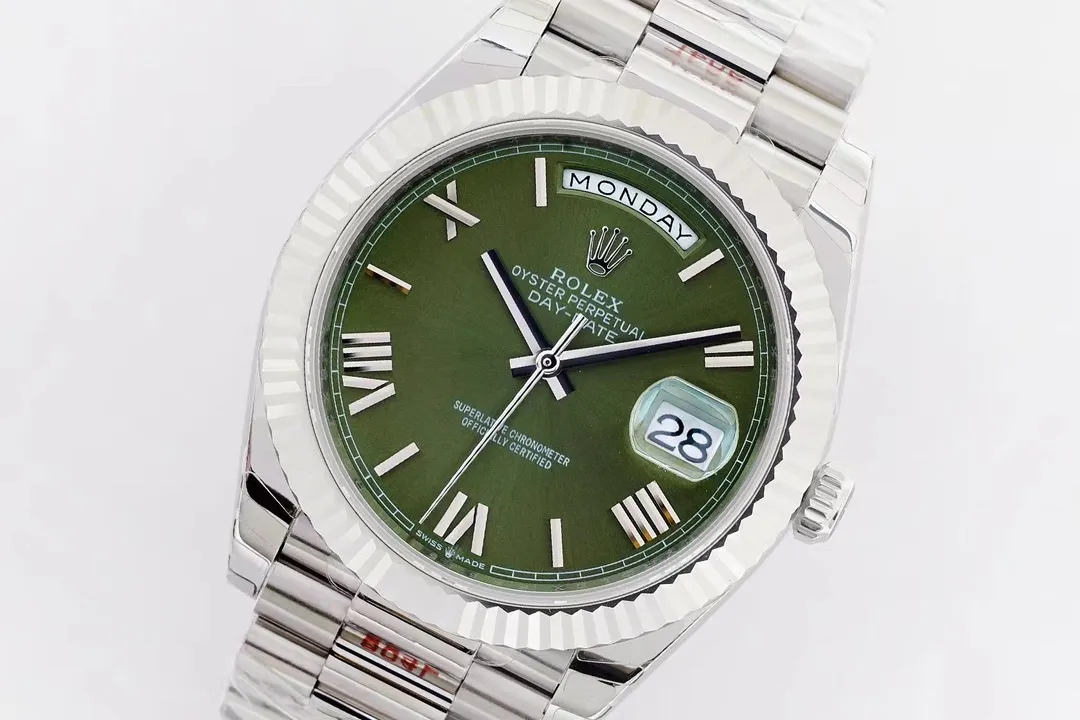 【High-end replica】💰1300! 【Top Replica】💰Private chat! Rolex Day-Date 40 [Upgraded to the new 3255 all-in-one machine] 1⃣️ Sapphire mirror, calendar 2.5x magnifying glass, the effect is synchronized with the original version. 2⃣️Oyster case structure, integrated middle case, screw-in bottom cover and winding crown. 3⃣️The structural dimensions and thickness are the same as the original ones, with a diameter of 40 mm and a thickness of 12 mm. 4⃣️ Equipped with 3255 integrated movement, the time adjustment, thickness and structure are synchronized with the original version. Picture shooting Wei's top replica real shot!