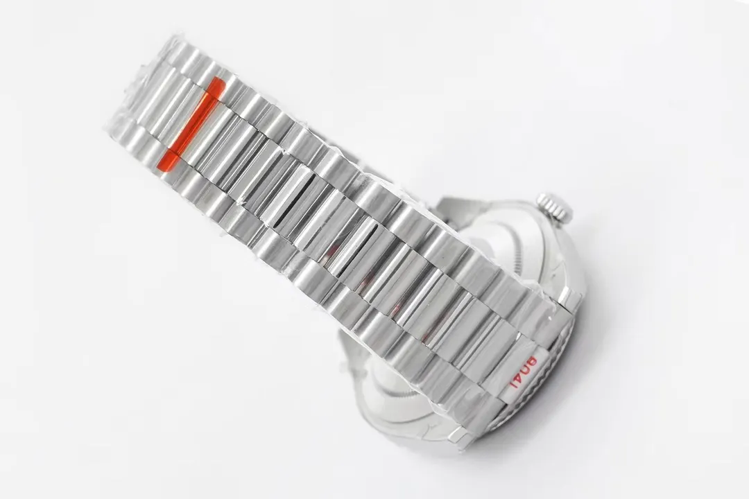 【High-end replica】💰1300! 【Top Replica】💰Private chat! Rolex Day-Date 40 [Upgraded to the new 3255 all-in-one machine] 1⃣️ Sapphire mirror, calendar 2.5x magnifying glass, the effect is synchronized with the original version. 2⃣️Oyster case structure, integrated middle case, screw-in bottom cover and winding crown. 3⃣️The structural dimensions and thickness are the same as the original ones, with a diameter of 40 mm and a thickness of 12 mm. 4⃣️ Equipped with 3255 integrated movement, the time adjustment, thickness and structure are synchronized with the original version. Picture shooting Wei's top replica real shot!