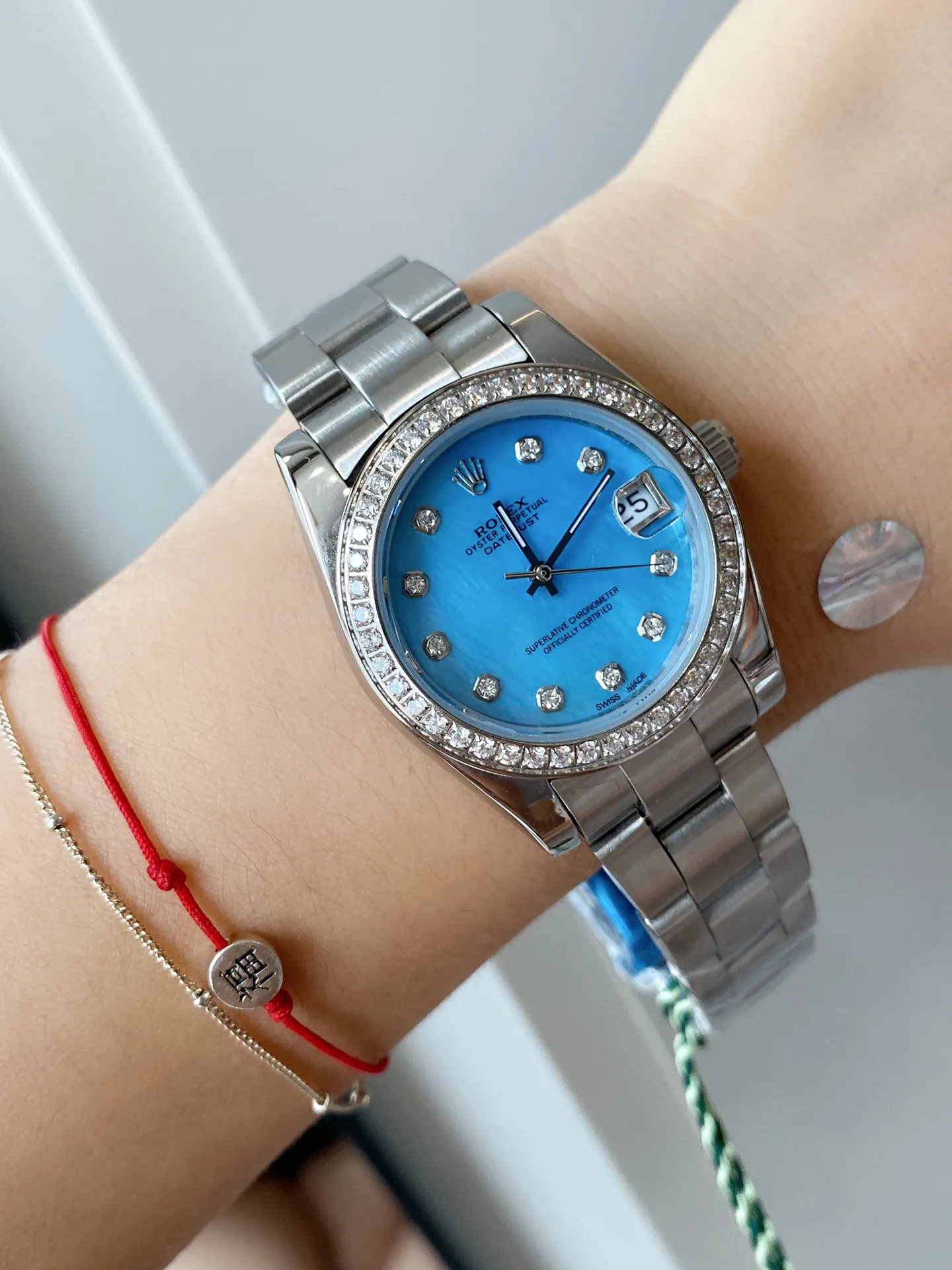 【Foreign trade import】💰840! The new Rolex Oyster is here, candy pearl oysters. Each one is so beautiful and charming, and it is no longer as old-fashioned as imagined. "Parallel bar" numerical displays are specially added at 3 o'clock, 6 o'clock and 9 o'clock on the dial. With the reduced size, the 31mm model is more eye-catching in the color of the dial! The unique and dynamic color scheme makes the new Oyster Perpetual more fashionable and youthful, making it lively! Rolex Calabash Oyster series, please choose your favorite color and be a domineering little woman