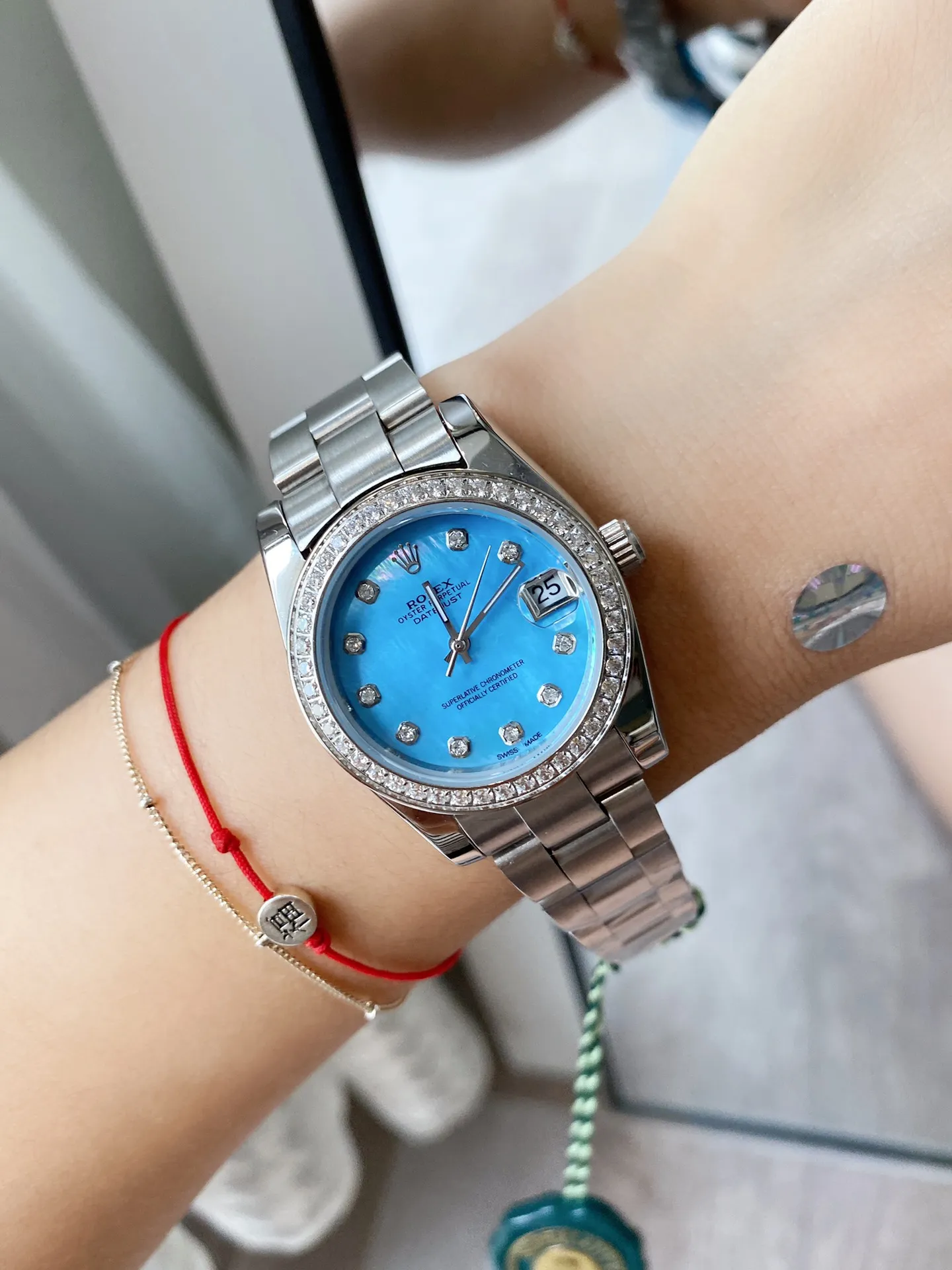 【Foreign trade import】💰840! The new Rolex Oyster is here, candy pearl oysters. Each one is so beautiful and charming, and it is no longer as old-fashioned as imagined. "Parallel bar" numerical displays are specially added at 3 o'clock, 6 o'clock and 9 o'clock on the dial. With the reduced size, the 31mm model is more eye-catching in the color of the dial! The unique and dynamic color scheme makes the new Oyster Perpetual more fashionable and youthful, making it lively! Rolex Calabash Oyster series, please choose your favorite color and be a domineering little woman