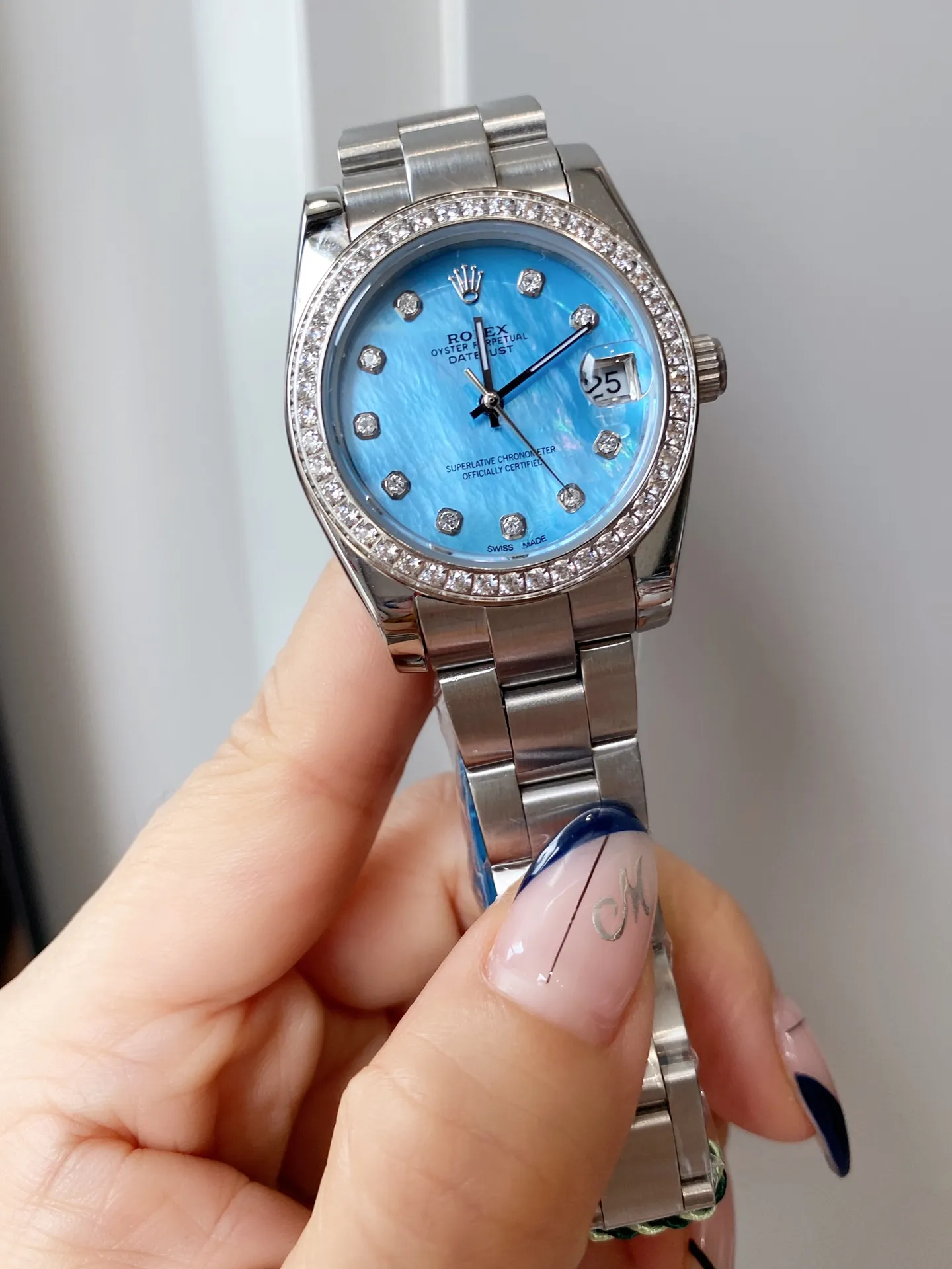 【Foreign trade import】💰840! The new Rolex Oyster is here, candy pearl oysters. Each one is so beautiful and charming, and it is no longer as old-fashioned as imagined. "Parallel bar" numerical displays are specially added at 3 o'clock, 6 o'clock and 9 o'clock on the dial. With the reduced size, the 31mm model is more eye-catching in the color of the dial! The unique and dynamic color scheme makes the new Oyster Perpetual more fashionable and youthful, making it lively! Rolex Calabash Oyster series, please choose your favorite color and be a domineering little woman