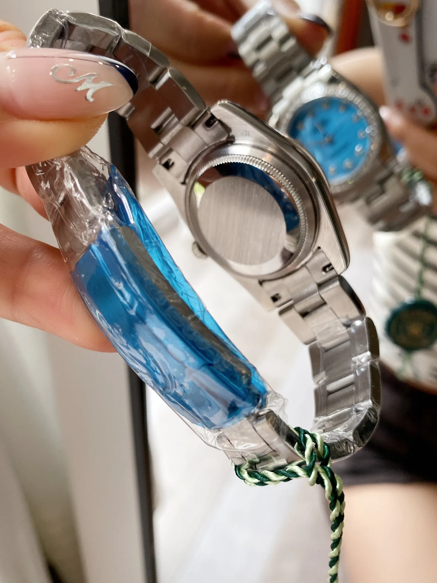 【Foreign trade import】💰840! The new Rolex Oyster is here, candy pearl oysters. Each one is so beautiful and charming, and it is no longer as old-fashioned as imagined. "Parallel bar" numerical displays are specially added at 3 o'clock, 6 o'clock and 9 o'clock on the dial. With the reduced size, the 31mm model is more eye-catching in the color of the dial! The unique and dynamic color scheme makes the new Oyster Perpetual more fashionable and youthful, making it lively! Rolex Calabash Oyster series, please choose your favorite color and be a domineering little woman