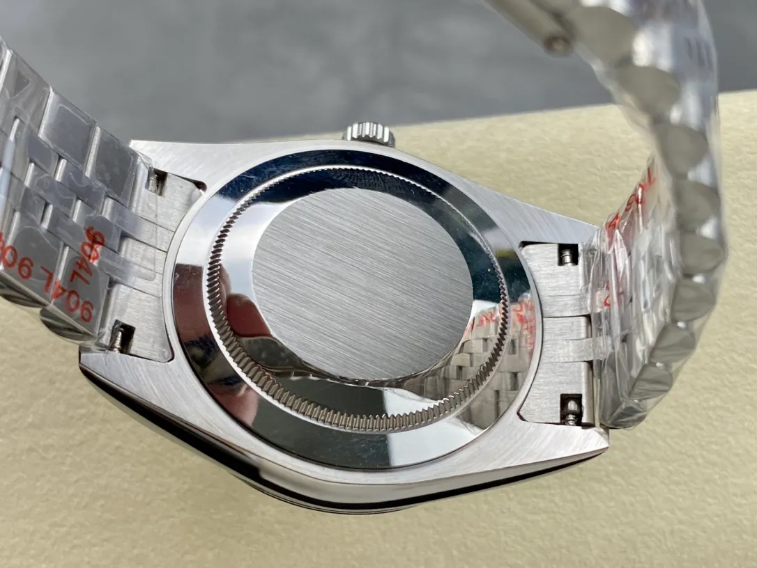 【High-end replica】💰1160! Rolex Single Calendar Datejust Series 41mm [Diameter] 41mm [Movement] Equipped with imported fully automatic mechanical movement [Ring] Rolex RingCommand triangular pit pattern / aperture [Mirror] Scratch-resistant sapphire glass mirror [Material] Imported 316L stainless steel case [Strap] Stainless steel (Oystersteel) optional three-bead/five-bead chain strap [Buckle] Original buckle Super high quality, more beautiful in kind, market exclusive! Classic men's casual watch, the standard accessory for successful men, allowing you to wear it once and for all!