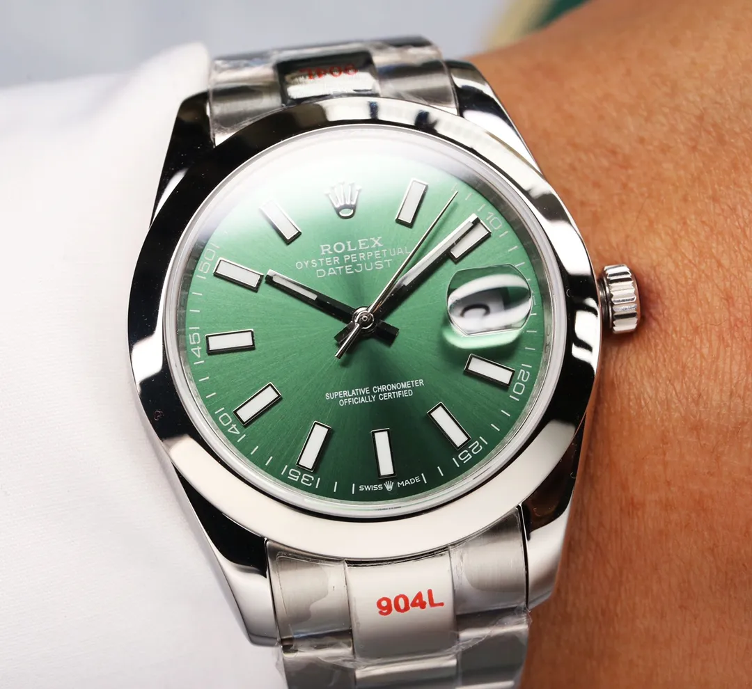 【High-end replica】💰1240! 【Customized all-in-one machine】💰1720! Rolex Oyster Perpetual Datejust 41mm series watches, timeless elegance! [Oyster case, symbol of waterproofing] The diameter of the watch is 41mm, the thickness is consistent with the original, and the data is consistent with the genuine product 1. Classic Oyster case with triangular grooved outer ring 2. The handle adopts a screw-in design to restore the double buckle lock dual waterproof system 3. Mirror material - wear-resistant and scratch-resistant sapphire mirror, anti-reflective convex magnification (2.5 times) calendar window [Strap details] Different watch models are matched with different steel straps 1. Commemorative strap Jubilee Bracelet (five-bead belt) Material: stainless steel, commemorative type, five-row link 2. Oyster bracelet Oyster Bracelet (3-bead belt). Material: Stainless steel, head-shaped, semi-circular three-row link 3. Buckle type Folding buckle, concealed folding crown buckle [Movement] Using the exquisite and stable Japanese 8215/9015 movement, it is steady and simple, reserved, showy but not flattering, long-lasting elegance! (Extreme reproduction requirements create high quality, playing with more than just concepts!) (Focus on original new machines) Focus is an attitude, produced by JH!