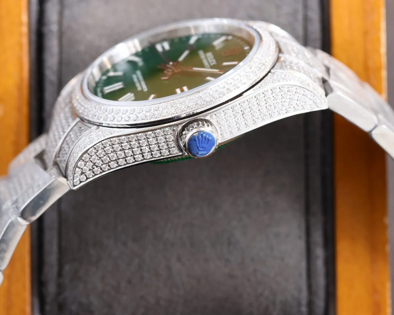 【Top Replica】💰Private chat! High-definition real shots of Rolex women’s watches, full of diamonds for women! ! 36mm diameter! Using fully automatic movement! Rolex luxury 18k nanotechnology! 5 sets of original diamond straps! Carefully crafted with 2,300+ AAA zircons! Be sure that the inlay technology is not the ordinary diamond-laying technology on the market! ! Make the sparkling effect better under the light! Best for gift giving! Brand new with 5 sets of full-diamond steel straps, fully automatic imported mechanical Swiss movement, sapphire scratch-resistant glass mirror, 18k vacuum electroplating that will never fade, the best luxury recommendation for gift giving!