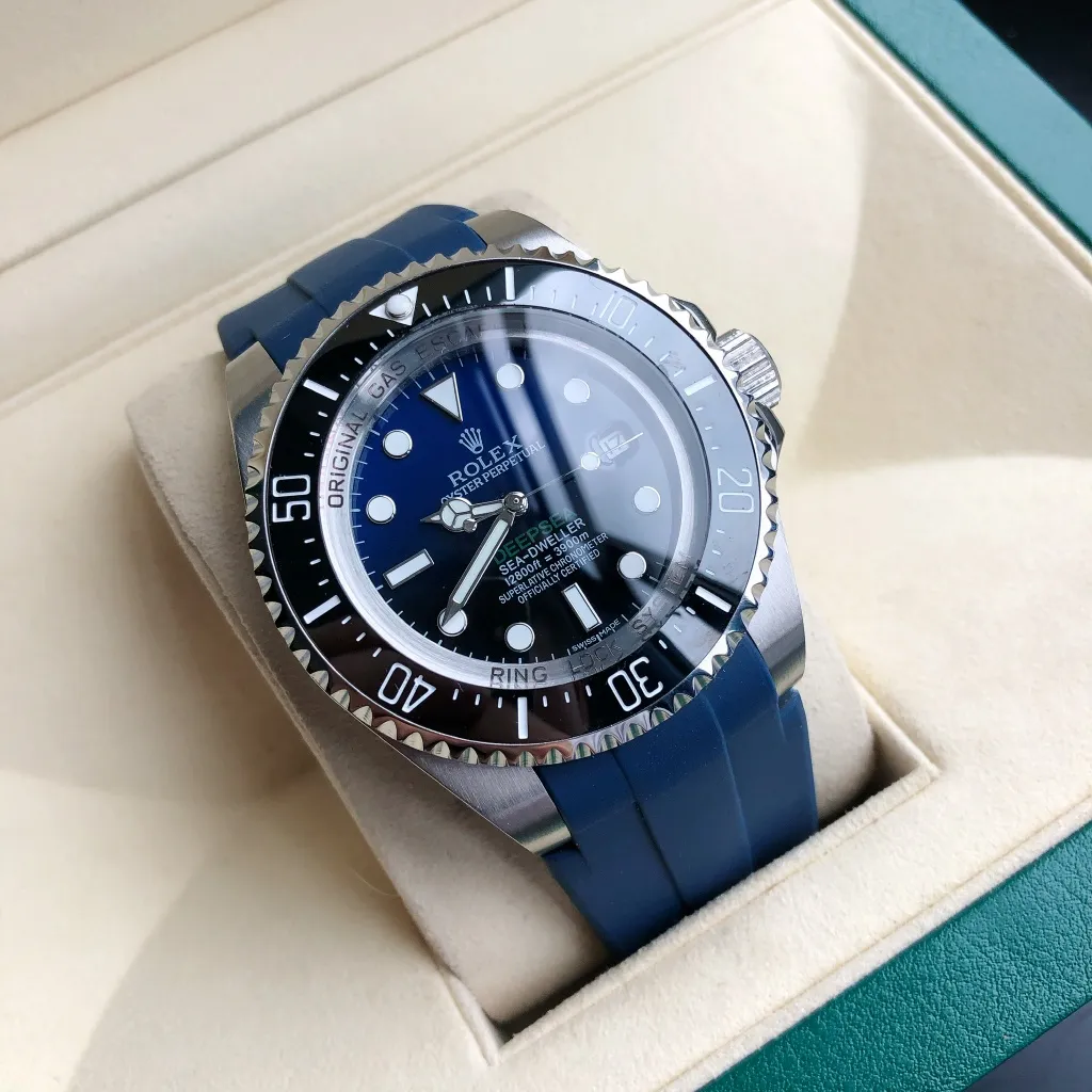 【Foreign trade import】💰2400! Rolex is one of the leading brands in the watch industry, and the Ghost King is undoubtedly one of the brand's leading watches. The GD factory invests heavily in creating a fine steel texture, diving performance, luminous intensity, and accurate travel time, which perfectly interprets the essence of this model. [Movement] Equipped with GD's dedicated 0️⃣reworked, 💯new original Citizen 8215 fully automatic mechanical movement, with accurate travel time, excellent performance, and a power reserve of up to 48 hours. [Case] 316L stainless steel case perfectly presents the same curvature and gloss as the original version, super high-density mineral glass mirror, exquisite workmanship perfectly inherits the original diving performance [Literal] Clear scale, super long-lasting luminous, synchronized authentic details, clear inner shadow circle lettering, well-proportioned fonts [Watch strap] Equipped with imported silicone strap or 316L stainless steel bracelet with the only original telescopic adjustable buckle in its class ⚠️ Please look for the exclusive quality of GD products