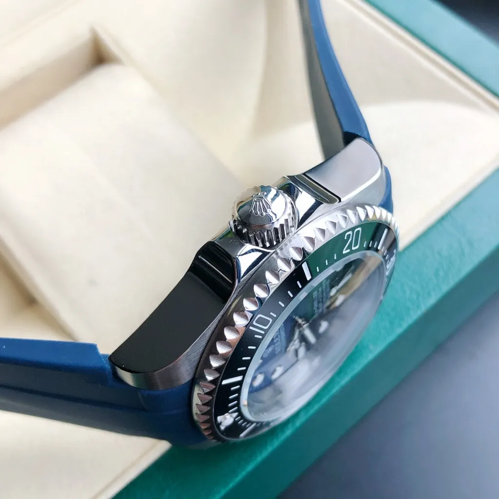 【Foreign trade import】💰2400! Rolex is one of the leading brands in the watch industry, and the Ghost King is undoubtedly one of the brand's leading watches. The GD factory invests heavily in creating a fine steel texture, diving performance, luminous intensity, and accurate travel time, which perfectly interprets the essence of this model. [Movement] Equipped with GD's dedicated 0️⃣reworked, 💯new original Citizen 8215 fully automatic mechanical movement, with accurate travel time, excellent performance, and a power reserve of up to 48 hours. [Case] 316L stainless steel case perfectly presents the same curvature and gloss as the original version, super high-density mineral glass mirror, exquisite workmanship perfectly inherits the original diving performance [Literal] Clear scale, super long-lasting luminous, synchronized authentic details, clear inner shadow circle lettering, well-proportioned fonts [Watch strap] Equipped with imported silicone strap or 316L stainless steel bracelet with the only original telescopic adjustable buckle in its class ⚠️ Please look for the exclusive quality of GD products