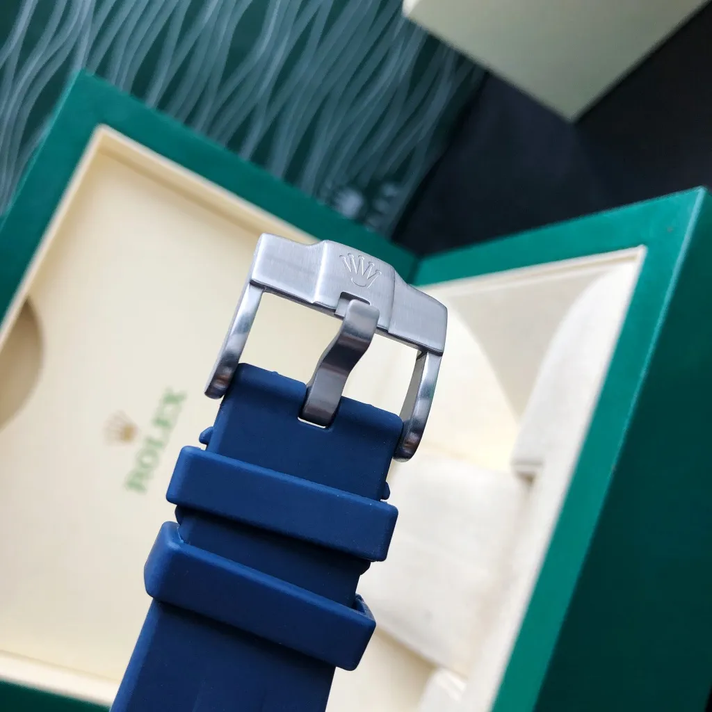 【Foreign trade import】💰2400! Rolex is one of the leading brands in the watch industry, and the Ghost King is undoubtedly one of the brand's leading watches. The GD factory invests heavily in creating a fine steel texture, diving performance, luminous intensity, and accurate travel time, which perfectly interprets the essence of this model. [Movement] Equipped with GD's dedicated 0️⃣reworked, 💯new original Citizen 8215 fully automatic mechanical movement, with accurate travel time, excellent performance, and a power reserve of up to 48 hours. [Case] 316L stainless steel case perfectly presents the same curvature and gloss as the original version, super high-density mineral glass mirror, exquisite workmanship perfectly inherits the original diving performance [Literal] Clear scale, super long-lasting luminous, synchronized authentic details, clear inner shadow circle lettering, well-proportioned fonts [Watch strap] Equipped with imported silicone strap or 316L stainless steel bracelet with the only original telescopic adjustable buckle in its class ⚠️ Please look for the exclusive quality of GD products