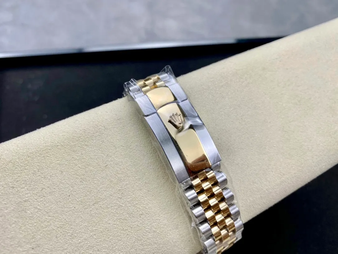 【High-end replica】💰1160! Rolex Single Calendar Datejust Series 41mm [Diameter] 41mm [Movement] Equipped with imported fully automatic mechanical movement [Ring] Rolex RingCommand triangular pit pattern / aperture [Mirror] Scratch-resistant sapphire glass mirror [Material] Imported 316L stainless steel case [Strap] Stainless steel (Oystersteel) optional three-bead/five-bead chain strap [Buckle] Original buckle Super high quality, more beautiful in kind, market exclusive! Classic men's casual watch, the standard accessory for successful men, allowing you to wear it once and for all!