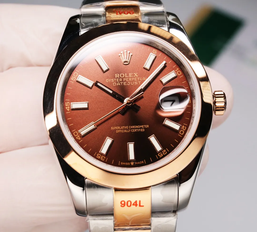 【High-end replica】💰1240! 【Customized all-in-one machine】💰1720! Rolex Oyster Perpetual Datejust 41mm series watches, timeless elegance! [Oyster case, symbol of waterproofing] The diameter of the watch is 41mm, the thickness is consistent with the original, and the data is consistent with the genuine product 1. Classic Oyster case with triangular grooved outer ring 2. The handle adopts a screw-in design to restore the double buckle lock dual waterproof system 3. Mirror material - wear-resistant and scratch-resistant sapphire mirror, anti-reflective convex magnification (2.5 times) calendar window [Strap details] Different watch models are matched with different steel straps 1. Commemorative strap Jubilee Bracelet (five-bead belt) Material: stainless steel, commemorative type, five-row link 2. Oyster bracelet Oyster Bracelet (3-bead belt). Material: Stainless steel, head-shaped, semi-circular three-row link 3. Buckle type Folding buckle, concealed folding crown buckle [Movement] Using the exquisite and stable Japanese 8215/9015 movement, it is steady and simple, reserved, showy but not flattering, long-lasting elegance! (Extreme reproduction requirements create high quality, playing with more than just concepts!) (Focus on original new machines) Focus is an attitude, produced by JH!