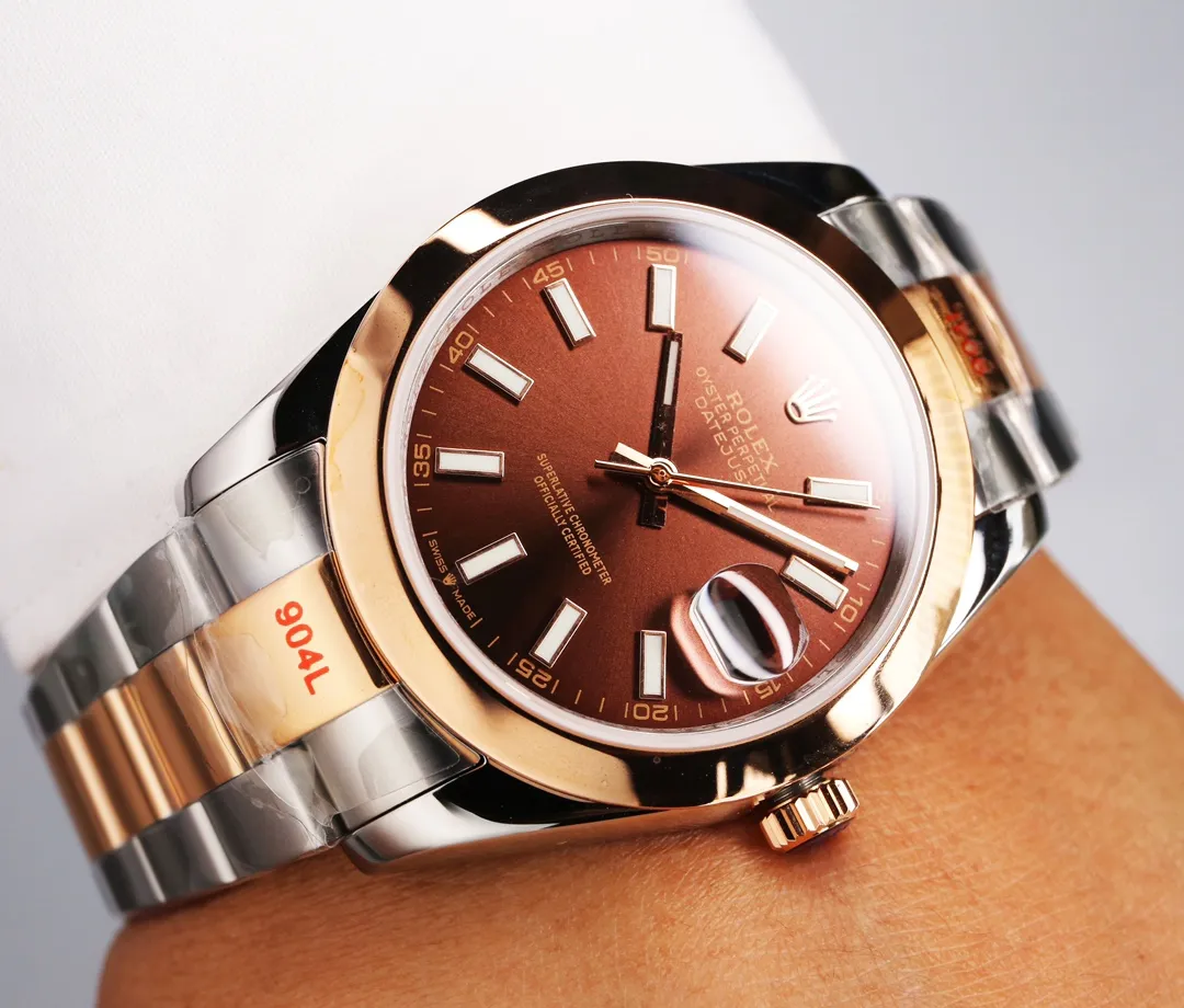 【High-end replica】💰1240! 【Customized all-in-one machine】💰1720! Rolex Oyster Perpetual Datejust 41mm series watches, timeless elegance! [Oyster case, symbol of waterproofing] The diameter of the watch is 41mm, the thickness is consistent with the original, and the data is consistent with the genuine product 1. Classic Oyster case with triangular grooved outer ring 2. The handle adopts a screw-in design to restore the double buckle lock dual waterproof system 3. Mirror material - wear-resistant and scratch-resistant sapphire mirror, anti-reflective convex magnification (2.5 times) calendar window [Strap details] Different watch models are matched with different steel straps 1. Commemorative strap Jubilee Bracelet (five-bead belt) Material: stainless steel, commemorative type, five-row link 2. Oyster bracelet Oyster Bracelet (3-bead belt). Material: Stainless steel, head-shaped, semi-circular three-row link 3. Buckle type Folding buckle, concealed folding crown buckle [Movement] Using the exquisite and stable Japanese 8215/9015 movement, it is steady and simple, reserved, showy but not flattering, long-lasting elegance! (Extreme reproduction requirements create high quality, playing with more than just concepts!) (Focus on original new machines) Focus is an attitude, produced by JH!
