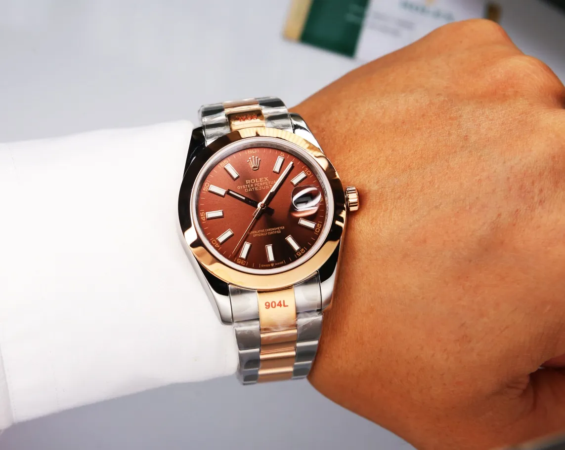 【High-end replica】💰1240! 【Customized all-in-one machine】💰1720! Rolex Oyster Perpetual Datejust 41mm series watches, timeless elegance! [Oyster case, symbol of waterproofing] The diameter of the watch is 41mm, the thickness is consistent with the original, and the data is consistent with the genuine product 1. Classic Oyster case with triangular grooved outer ring 2. The handle adopts a screw-in design to restore the double buckle lock dual waterproof system 3. Mirror material - wear-resistant and scratch-resistant sapphire mirror, anti-reflective convex magnification (2.5 times) calendar window [Strap details] Different watch models are matched with different steel straps 1. Commemorative strap Jubilee Bracelet (five-bead belt) Material: stainless steel, commemorative type, five-row link 2. Oyster bracelet Oyster Bracelet (3-bead belt). Material: Stainless steel, head-shaped, semi-circular three-row link 3. Buckle type Folding buckle, concealed folding crown buckle [Movement] Using the exquisite and stable Japanese 8215/9015 movement, it is steady and simple, reserved, showy but not flattering, long-lasting elegance! (Extreme reproduction requirements create high quality, playing with more than just concepts!) (Focus on original new machines) Focus is an attitude, produced by JH!