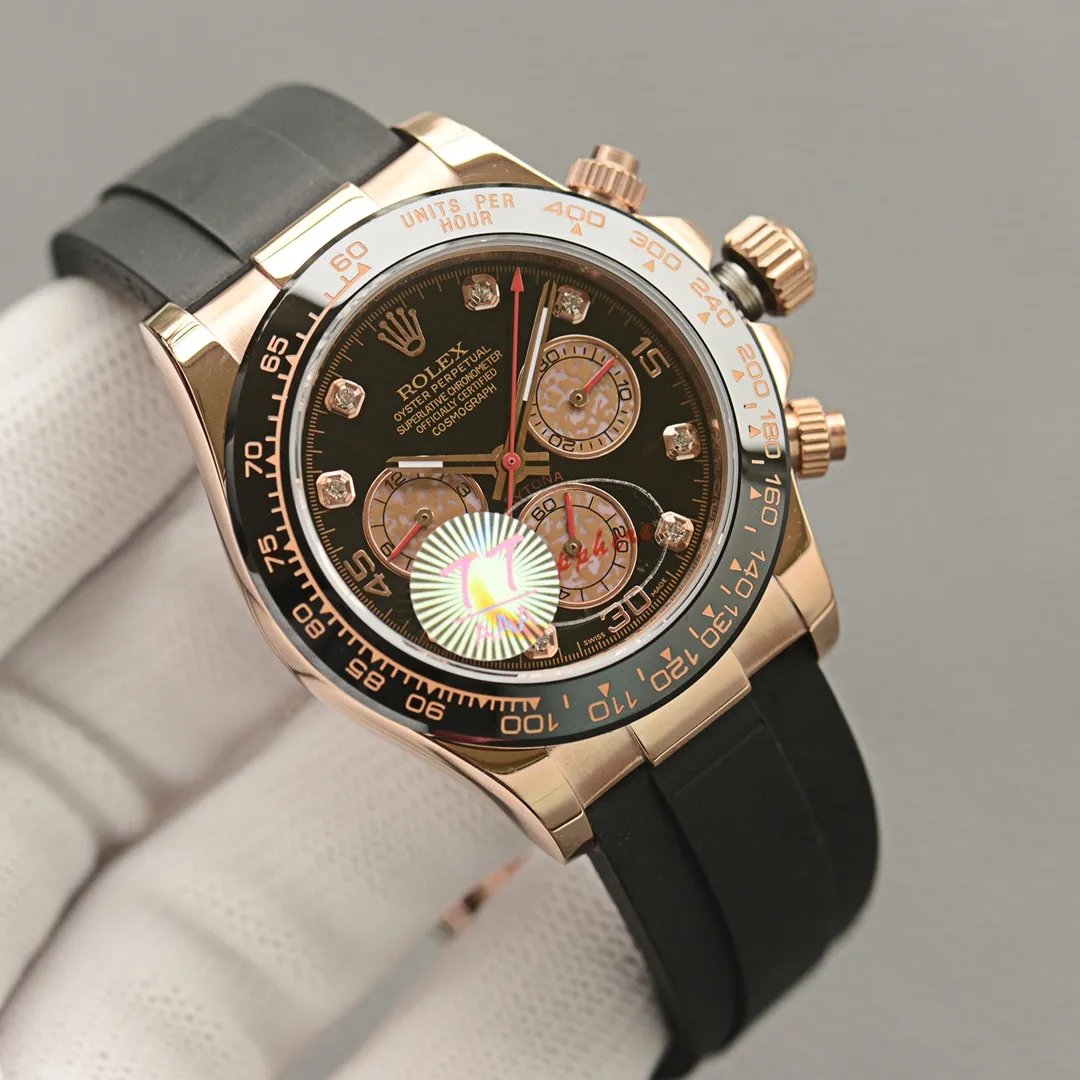 【High-end replica】💰1720! Rolex Cosmograph Daytona Series [Movement] Using an upgraded version of the 4130 fully automatic mechanical movement [Case] ​​40mmX12mm version, dark black ceramic solid outer ring with tachymeter scale (using real ceramic technology, non-scratchable, never fading, texture consistent with the original) [Dial] The function dial font and the dial logo are superimposed on the printing process, and there will be a slight bulge when viewed from the side. The background texture of the disk has been filtered and corrected countless times to ensure that it is 100% consistent with the original. The Rolex metal LOGO on it is separately molded, and it can be compared to the original in terms of three-dimensionality and roundness. The easy-to-read Chroma light luminous display is equipped with long-lasting luminous material. [Mirror] Flat sapphire crystal glass is scratch-resistant, and the effect will never be ghosted, consistent with the original product. ⚠️⚠️ (Six-digit Rolex’s unique anti-counterfeiting mark, small crown👑) [Buckle] Made of imported 316 steel and polished from 1:1 parts. The inner side is sanded and corroded by the Rolex steel seal. The external buckle safety ring is exactly the same as the genuine one ⌚️⌚️