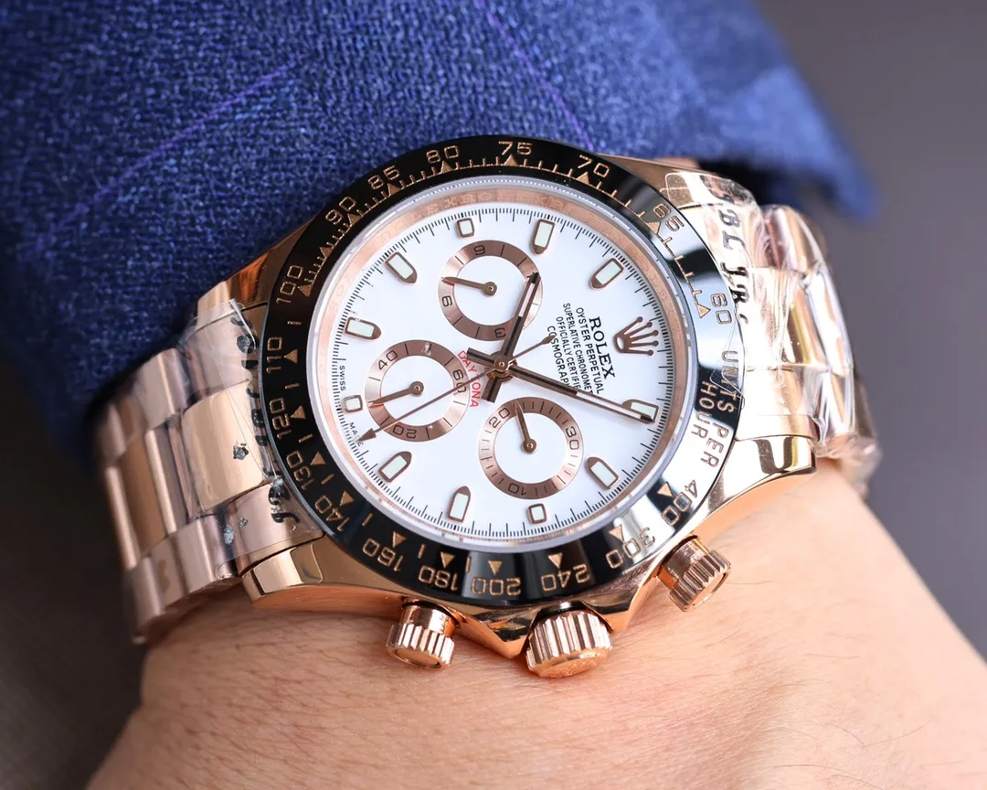 【High-end replica】💰1160! Rolex Daytona Series [Movement] Adopts the imported Japanese Citizen 8215 fully automatic mechanical movement [Case] ​​40mmX13mm deep black ceramic solid outer ring with speed scale (using real ceramic technology, non-scratchable, never faded, texture consistent with the original) [Dial] The function dial font and the dial logo are superimposed on the printing process, and there will be a slight bulge when viewed from the side. The background texture of the disk has been filtered and corrected countless times to ensure that it is 100% consistent with the original. The Rolex metal LOGO on it is separately molded, and it can be compared to the original in terms of three-dimensionality and roundness. The easy-to-read Chroma light luminous display is equipped with long-lasting luminous material. [Mirror] Flat sapphire crystal glass is scratch-resistant, and the effect will never be ghosted, consistent with the original product. (Six-digit Rolex's unique anti-counterfeiting mark, small crown) [Buckle] Made of imported 316 steel and polished from 1:1 parts. The inner side of the brush has a corroded Rolex steel seal and an external buckle safety ring that is exactly the same as the original one.